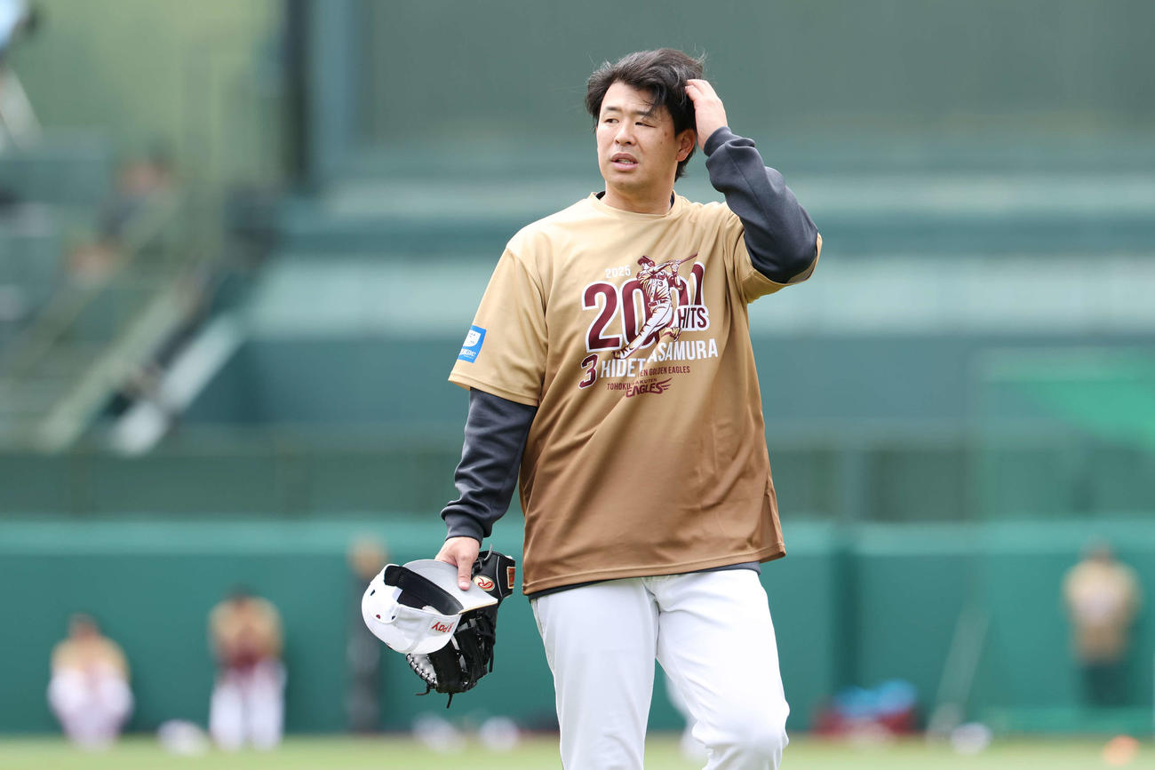 楽天対ソフトバンク　通算2000安打の記念Tシャツを着て試合前練習に臨む楽天浅村（撮影・宮地輝）