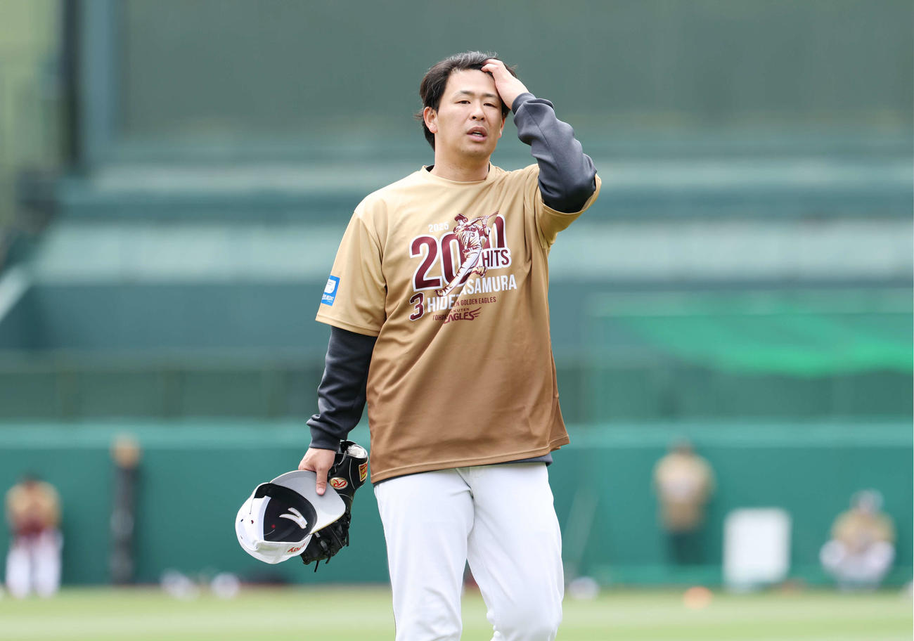楽天対ソフトバンク　通算2000安打の記念Tシャツを着て試合前練習に臨む楽天浅村（撮影・宮地輝）