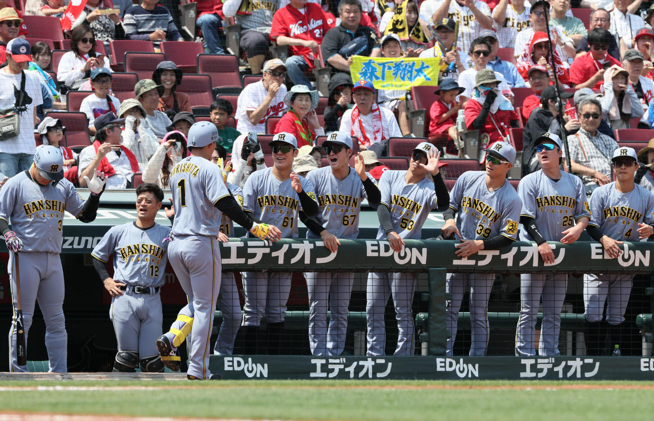 広島対阪神　1回表阪神1死二塁、先制左越え2点本塁打を放った森下はチームメートに迎えられる（撮影・加藤孝規）