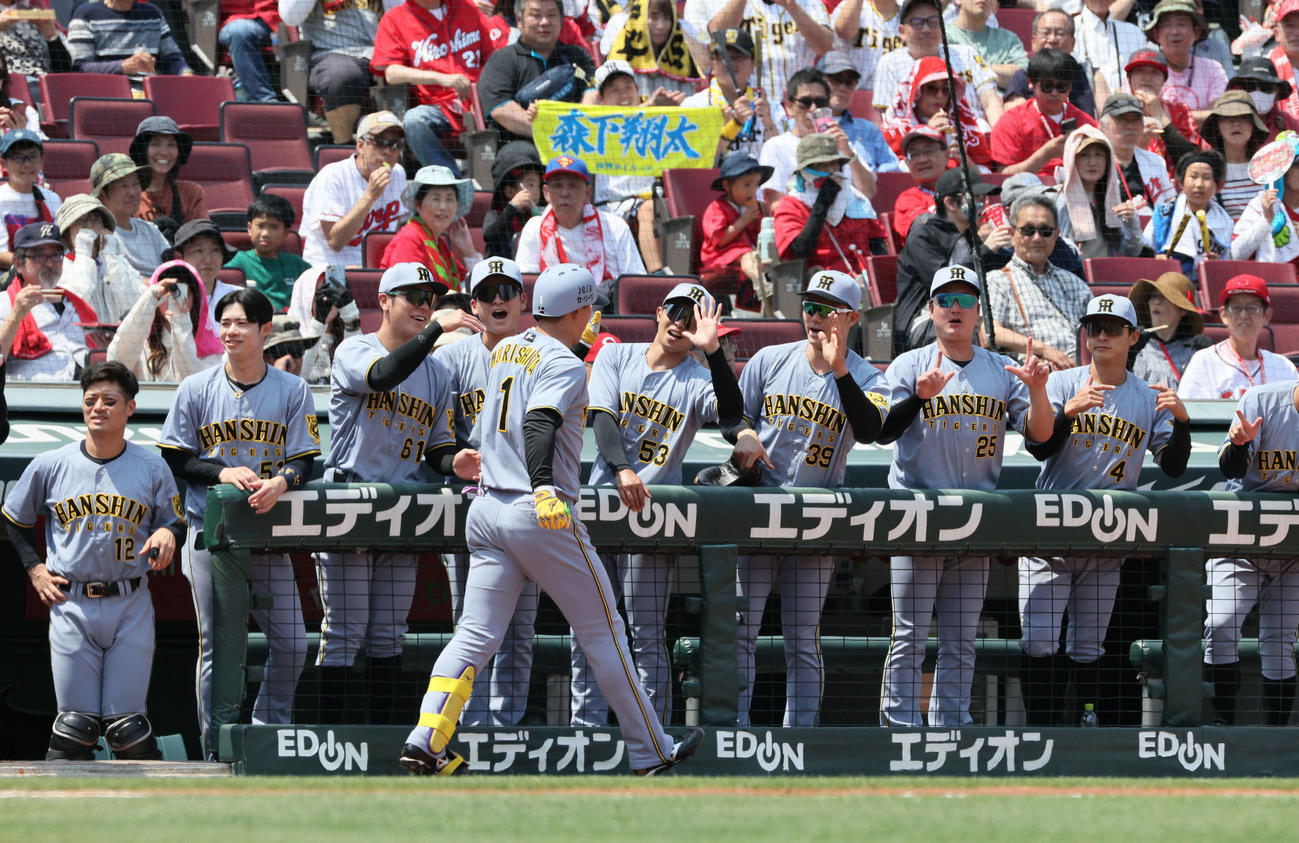 広島対阪神　1回表阪神1死二塁、先制左越え2点本塁打を放った森下はチームメートに迎えられる（撮影・加藤孝規）