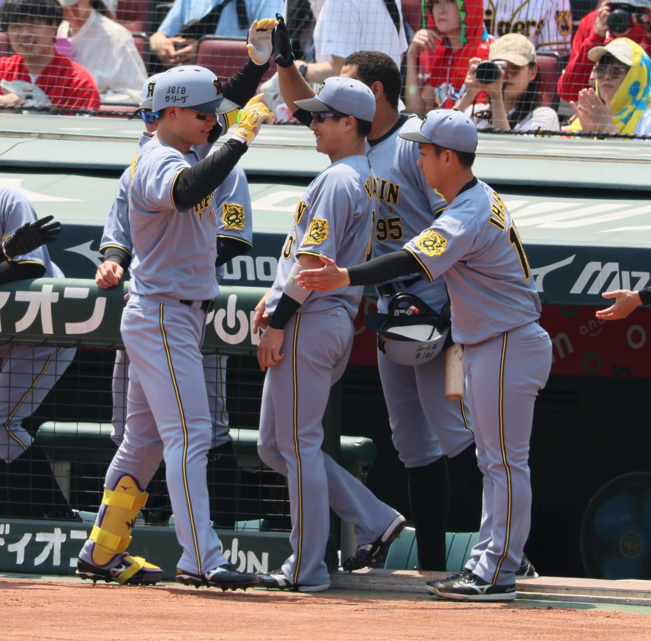 広島対阪神　1回表阪神1死二塁、左越え2点本塁打を放った森下（左）をベンチ前で迎える先発伊原（撮影・加藤哉）