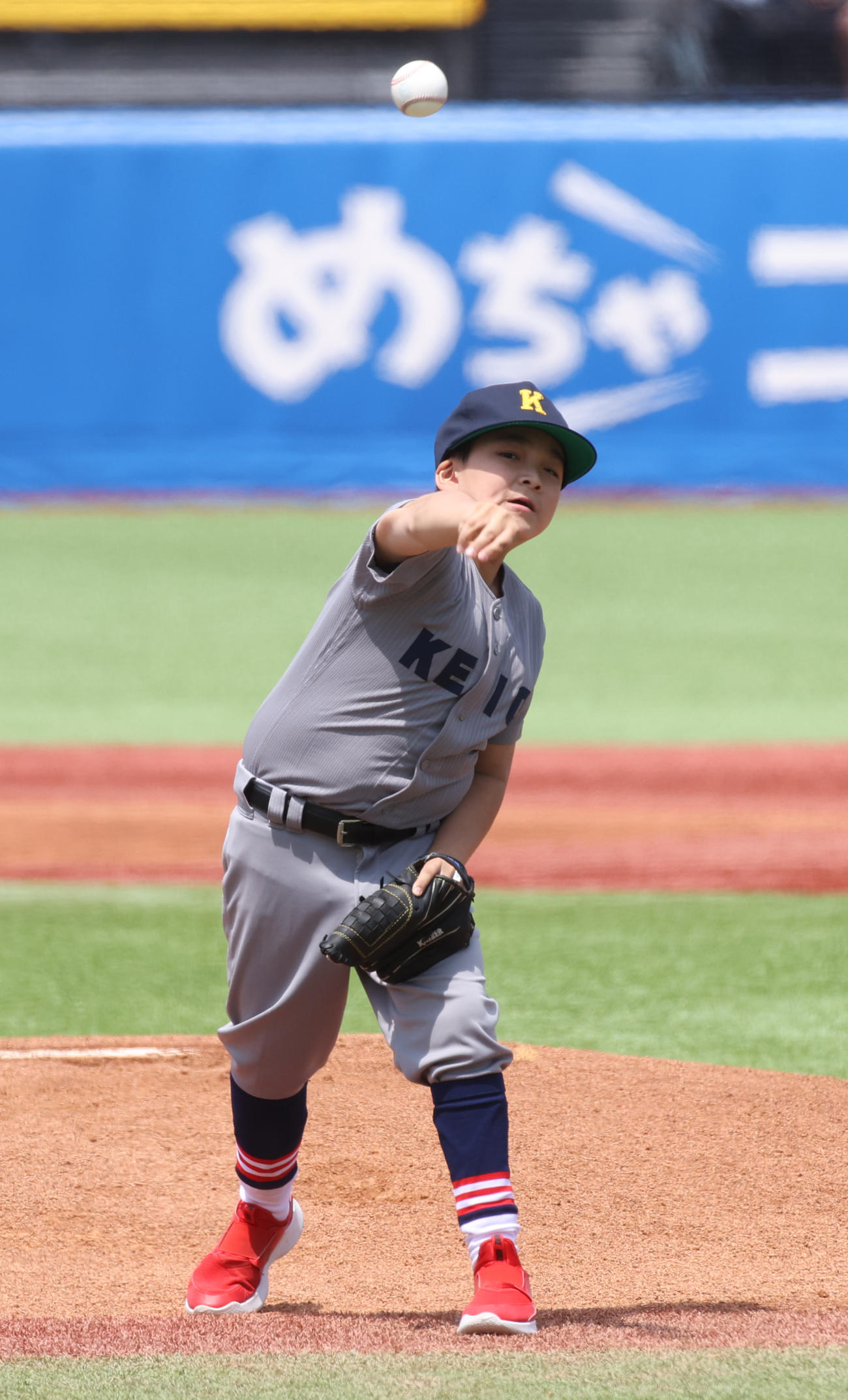 慶大対早大戦で始球式を務めた大野晴人君（撮影・柴田隆二）
