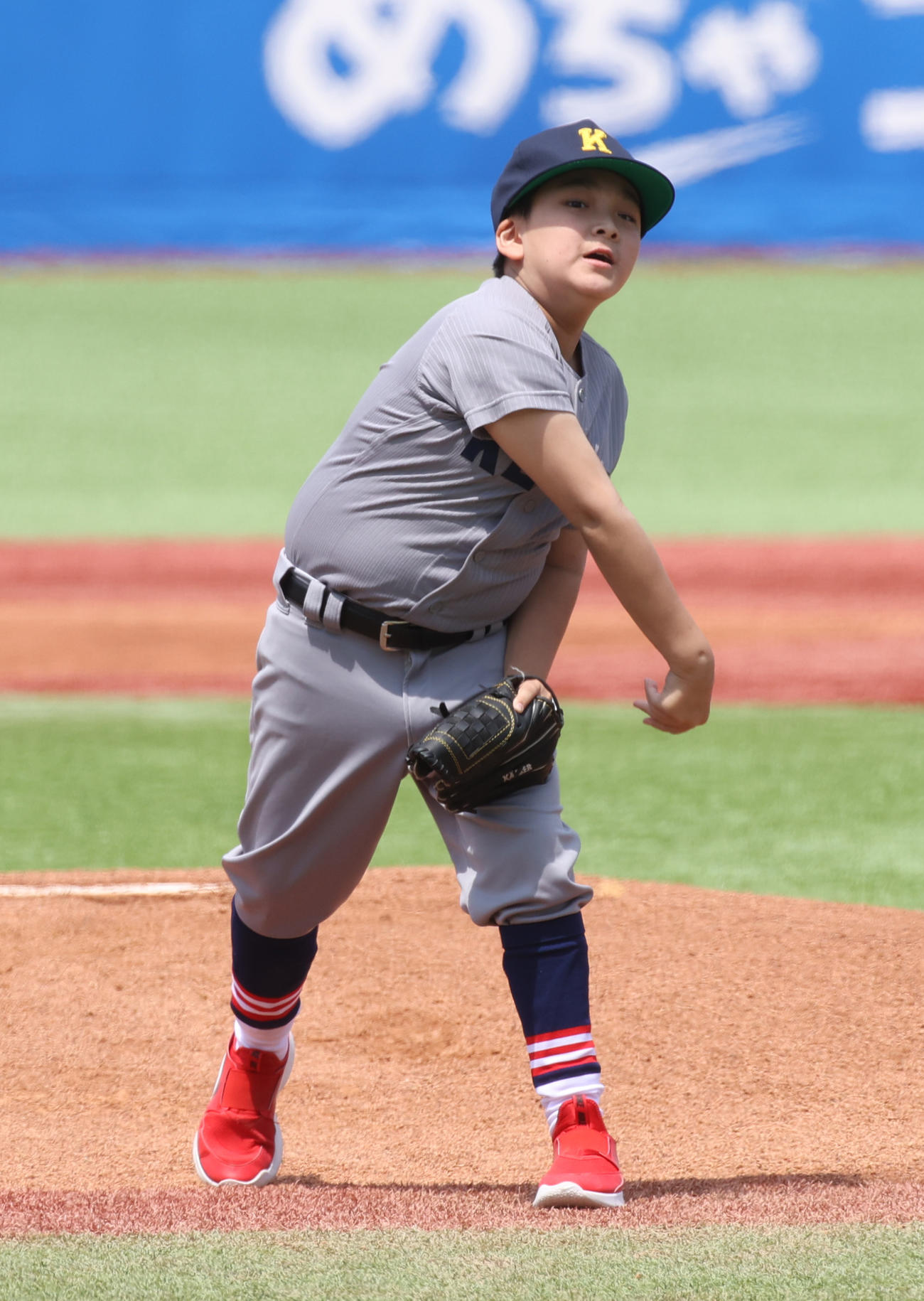 慶大対早大戦で始球式を務めた大野晴人君（撮影・柴田隆二）