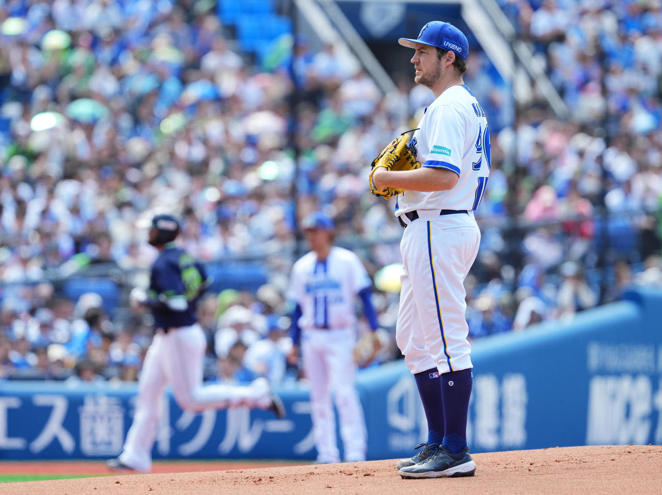 DeNA対ヤクルト　1回表ヤクルト無死、北村拓に初球をスタンドに運ばれ渋い表情のバウアー（撮影・垰建太）