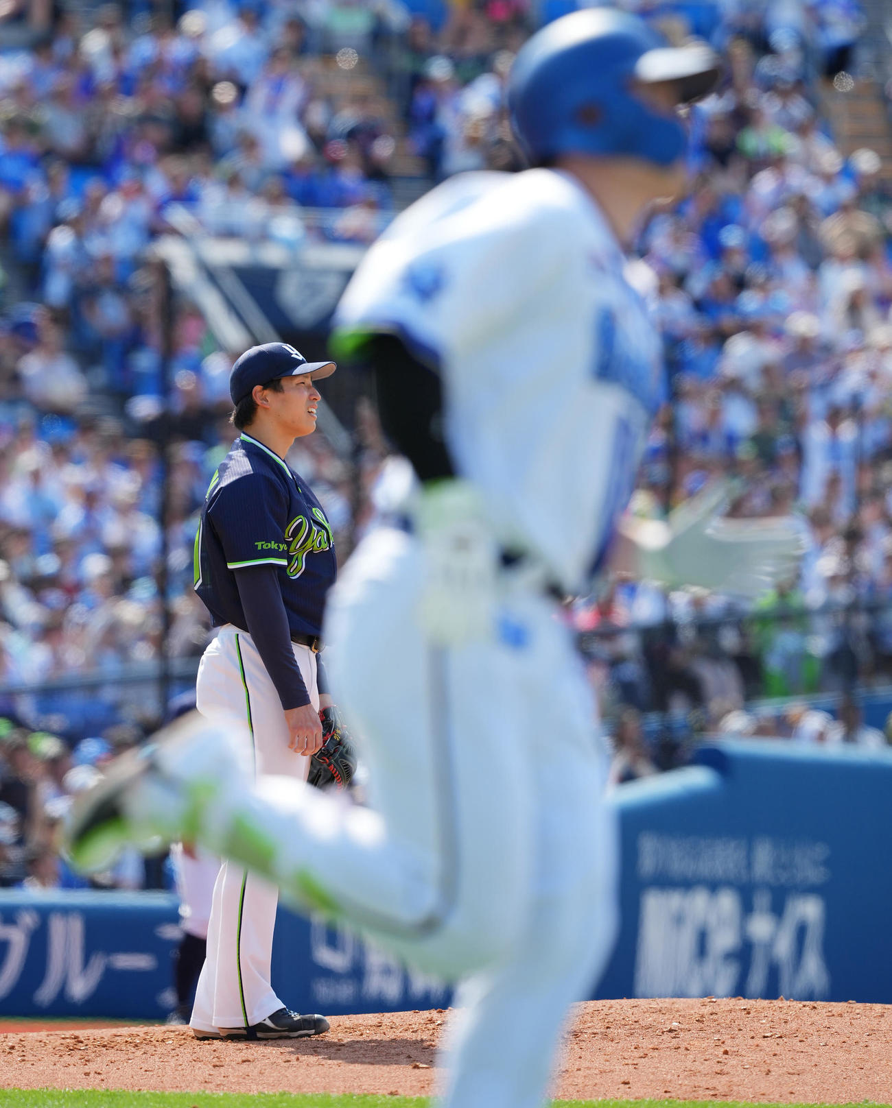 DeNA対ヤクルト　4回裏DeNA無死、佐野（手前）にソロ本塁打を浴びる下川（撮影・垰建太）