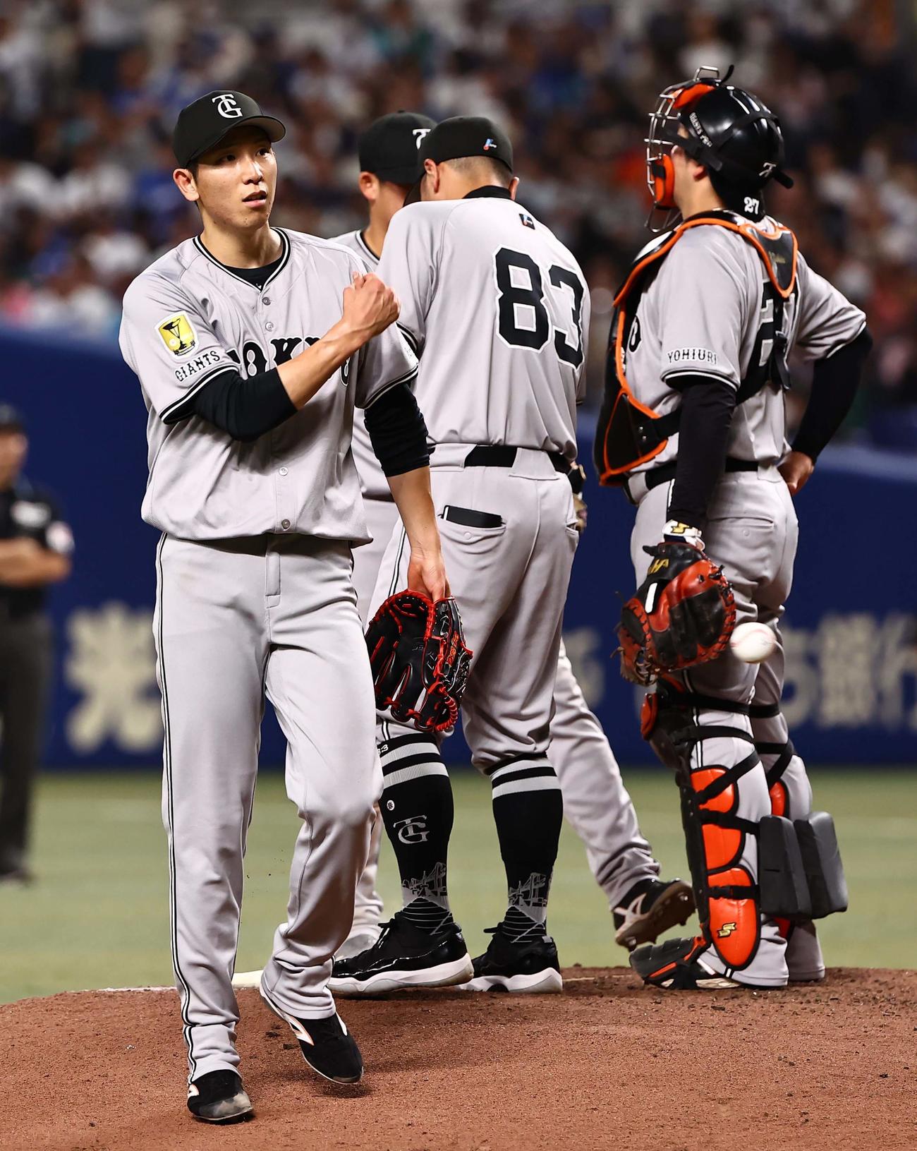 中日対巨人　戸郷（左）は6回途中で降板する。中央は阿部監督（撮影・上田博志）