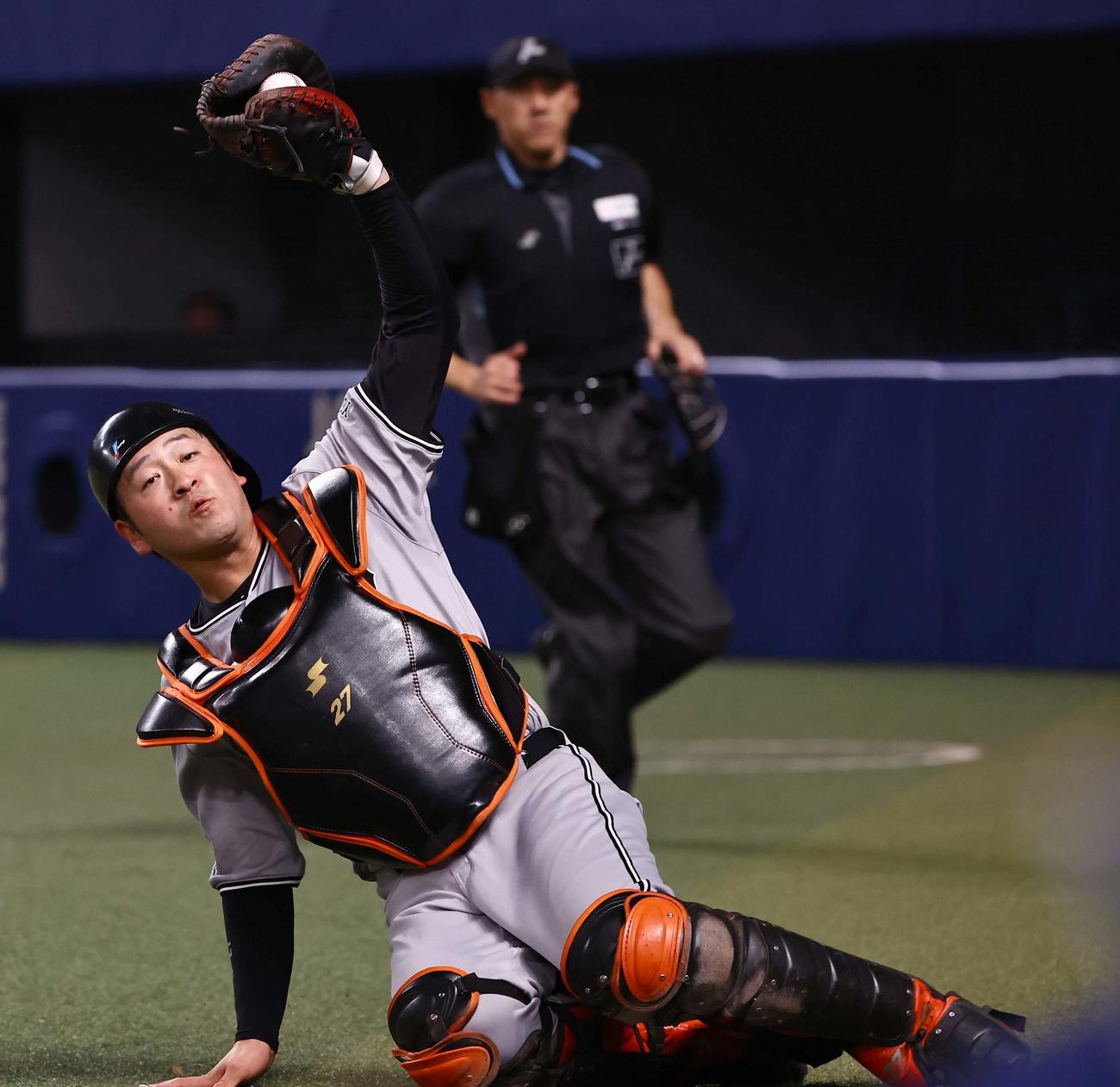 中日対巨人　3回裏中日2死一塁、岸田は石川昂の捕邪飛を好捕する（撮影・上田博志）