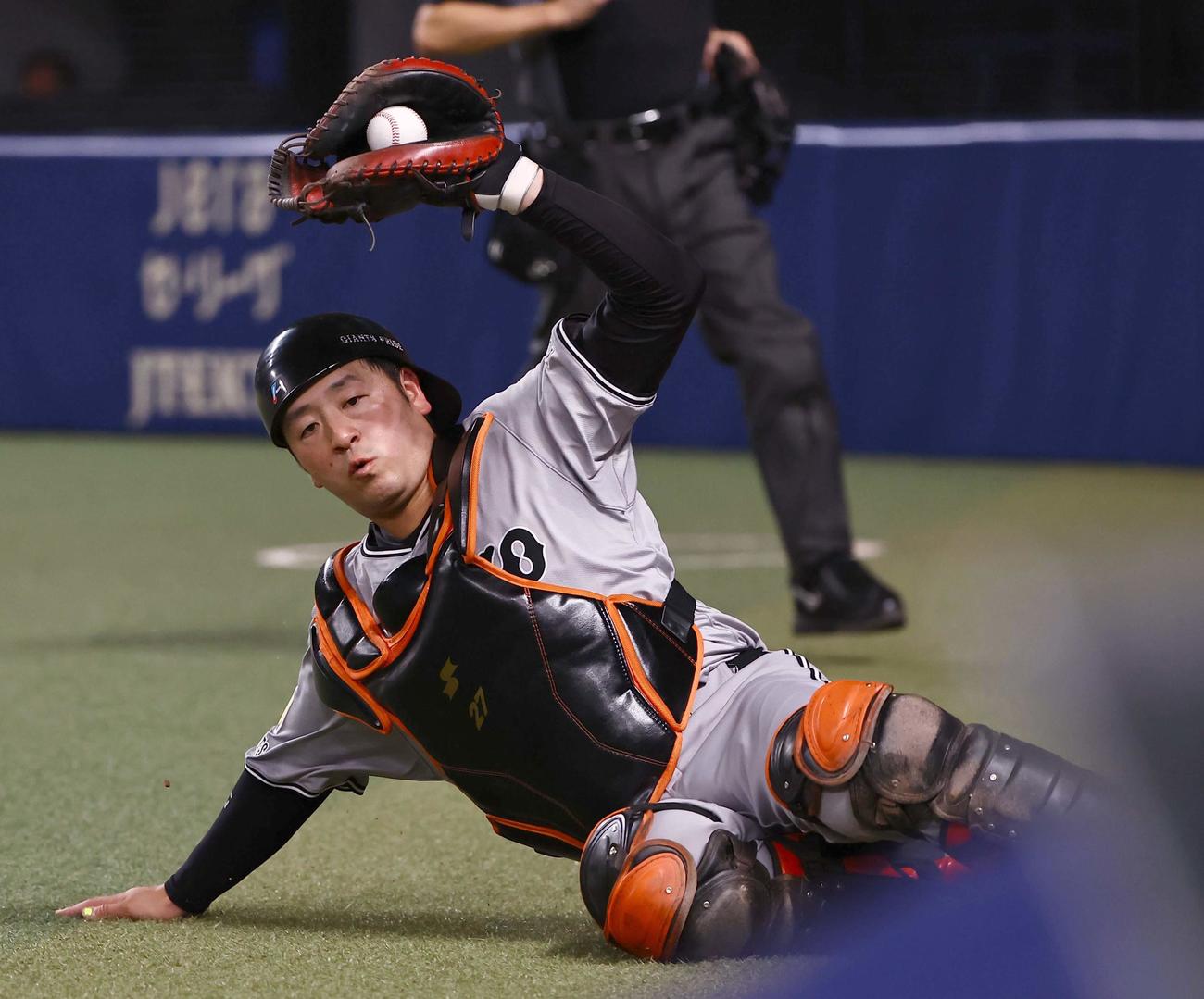 中日対巨人　3回裏中日2死一塁、岸田は石川昂の捕邪飛を好捕する（撮影・上田博志）