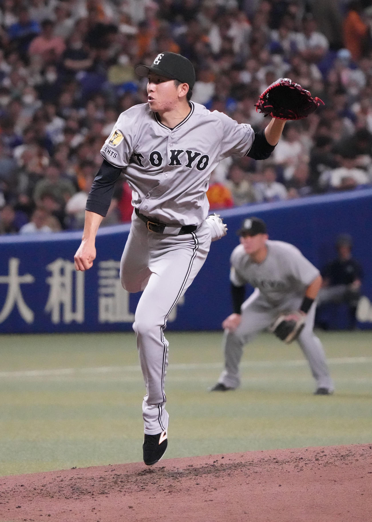 中日対巨人　3回裏、力投する巨人先発の戸郷（撮影・森本幸一）