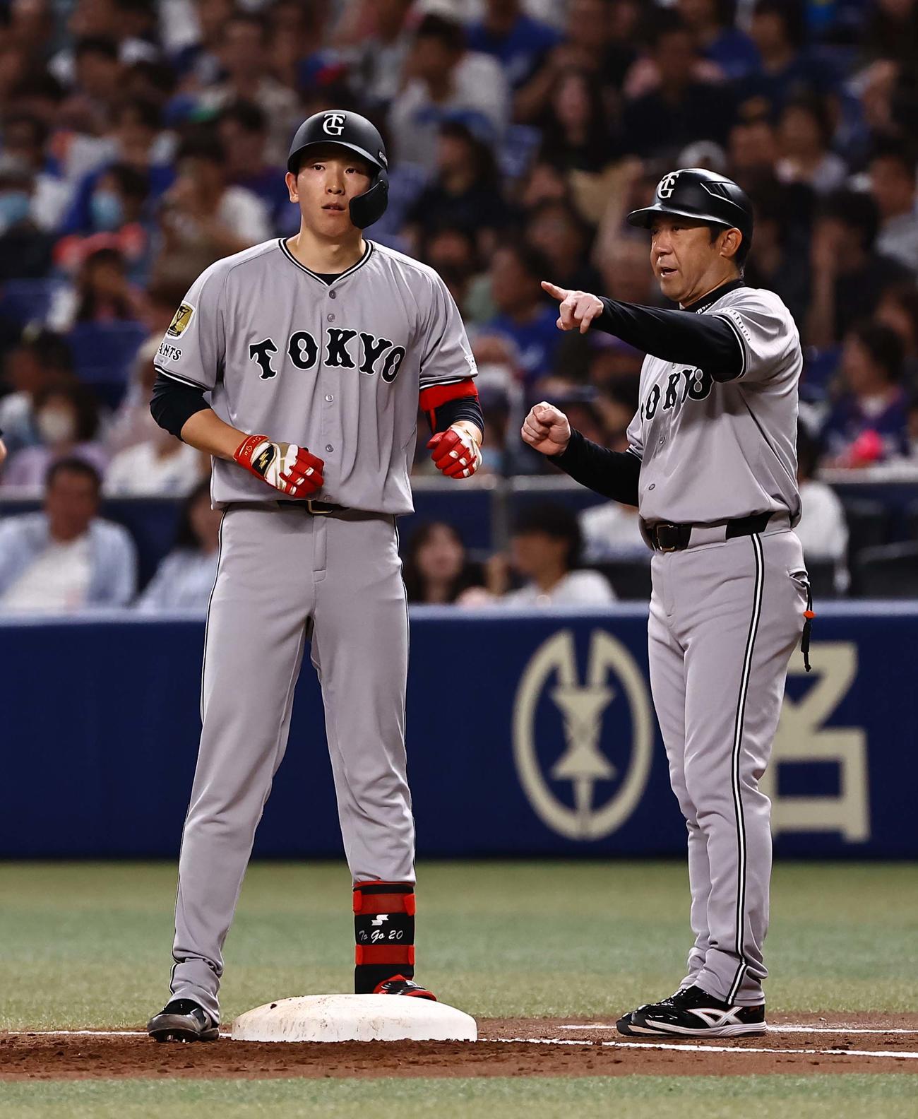 中日対巨人　2回表巨人2死一塁、戸郷は左前打を放つ（撮影・上田博志）