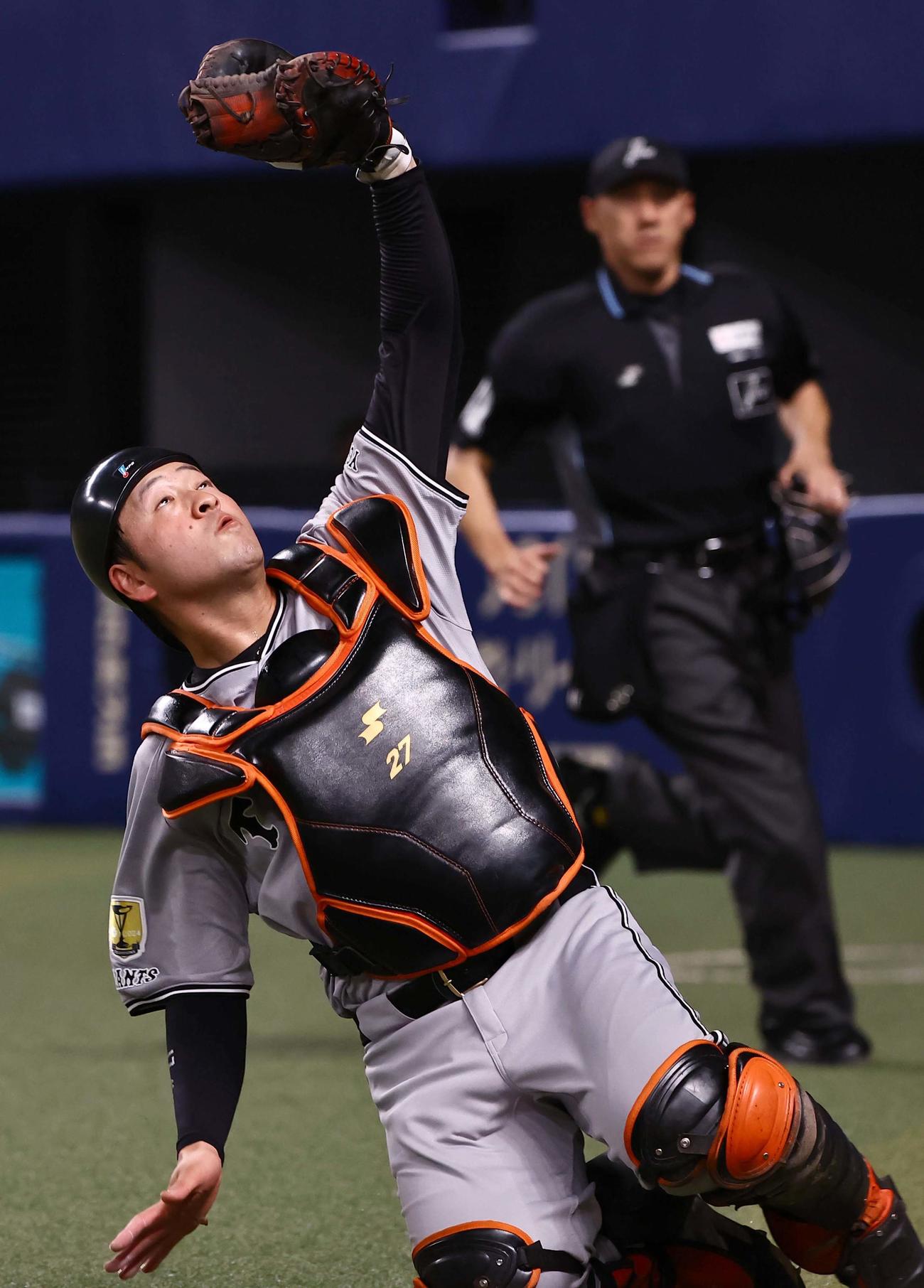 中日対巨人　3回裏中日2死一塁、岸田は石川昂の捕邪飛を好捕する（撮影・上田博志）