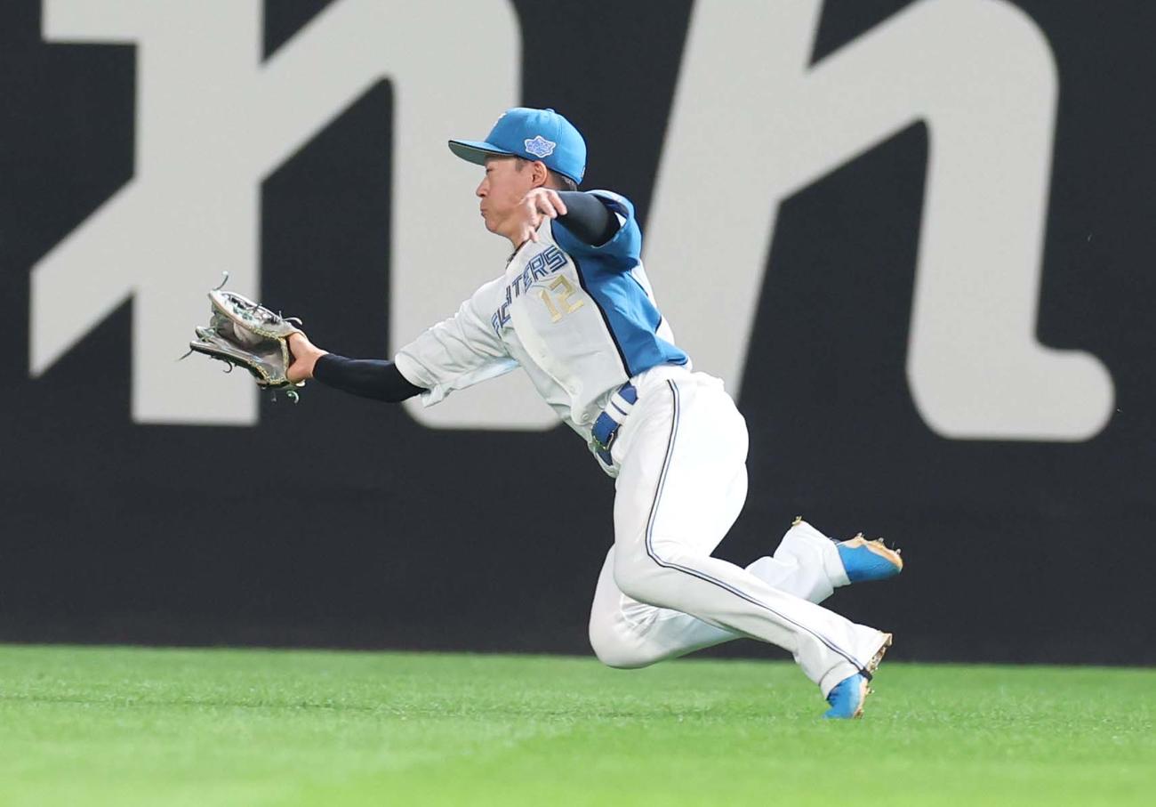日本ハム対ロッテ　5回表ロッテ1死、池田の打球を好捕する矢沢（撮影・黒川智章）