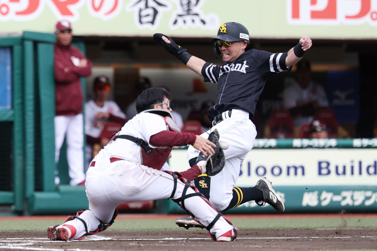 楽天対ソフトバンク　6回表ソフトバンク2死一、二塁、生還を目指すも走塁死となる中村（撮影・宮地輝）