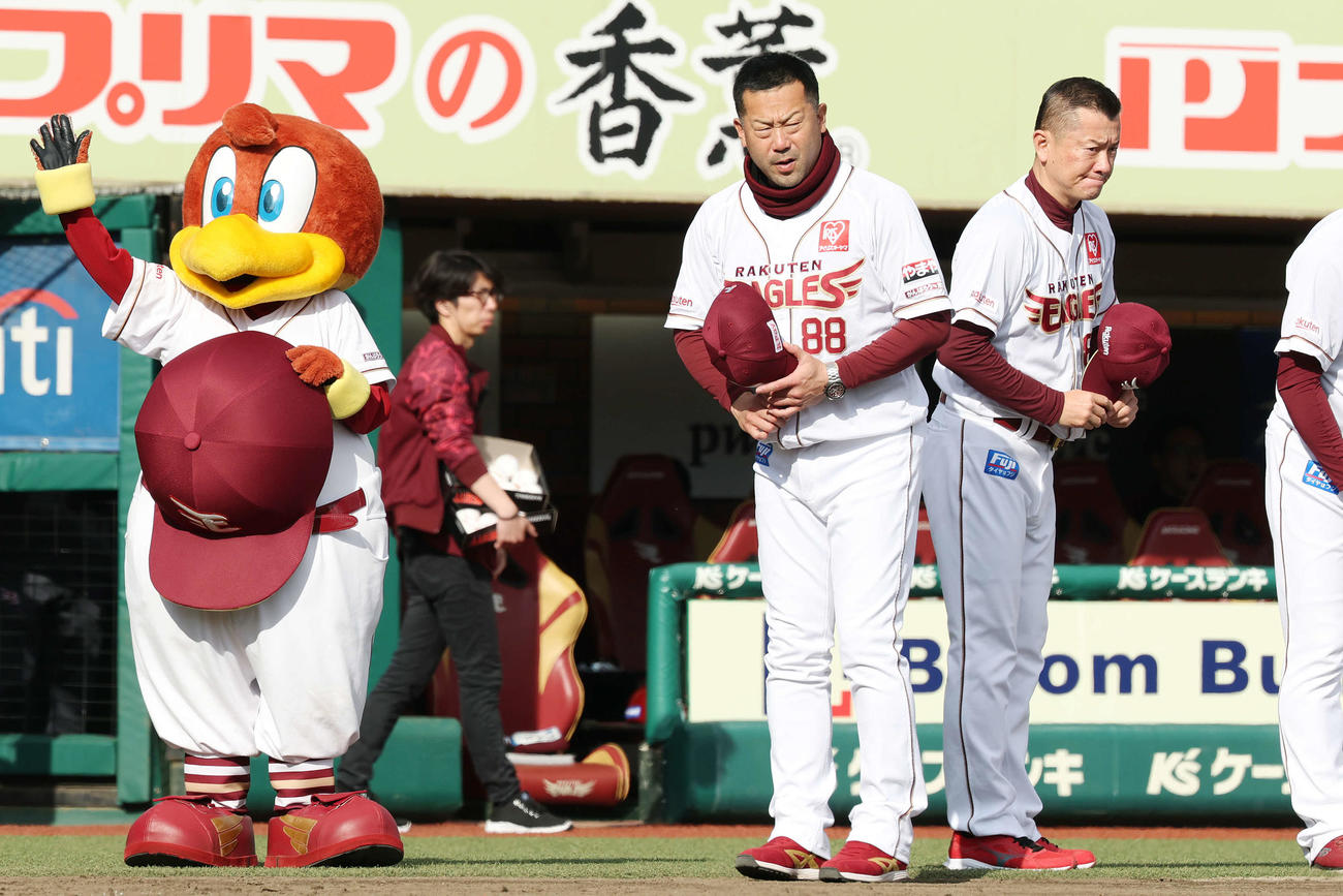 楽天対ソフトバンク　勝利しあいさつする楽天三木監督（撮影・宮地輝）