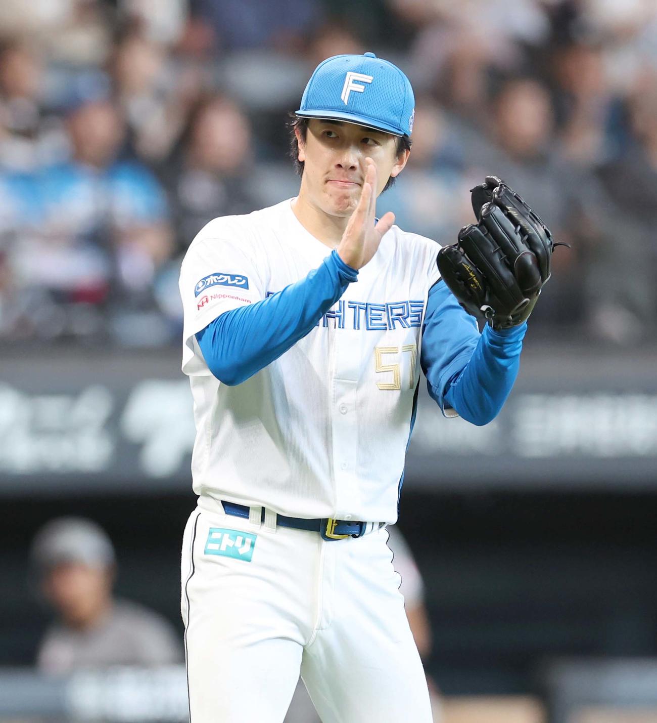 日本ハム対ロッテ　7回表ロッテ2死一、三塁、友杉を打ち取りグラブをたたく北山（撮影・黒川智章）