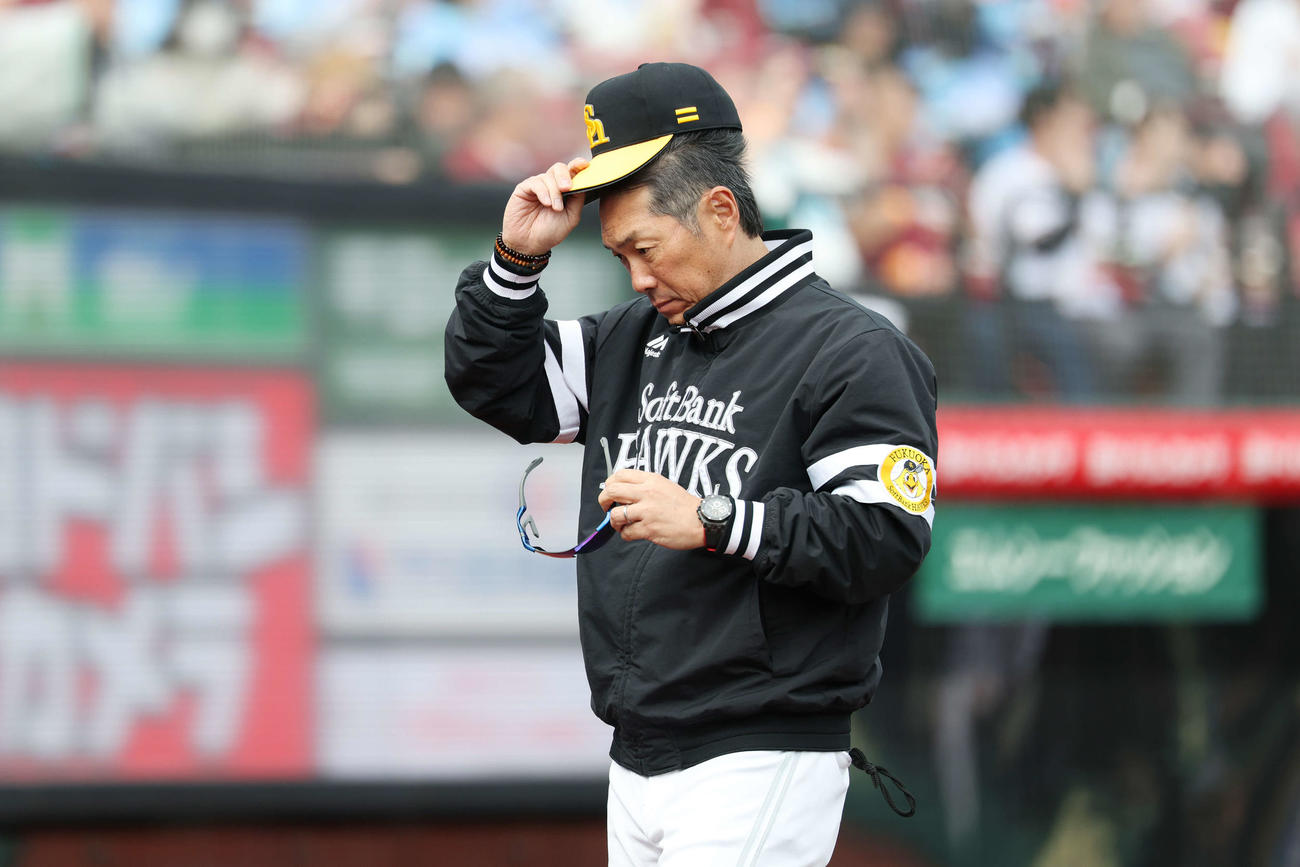 楽天対ソフトバンク　8回裏、選手交代を告げ厳しい表情でベンチに下がるソフトバンク小久保監督（撮影・宮地輝）