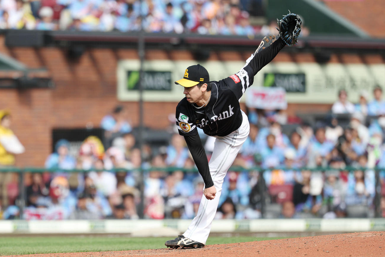 楽天対ソフトバンク　ソフトバンク4番手の尾形（撮影・宮地輝）