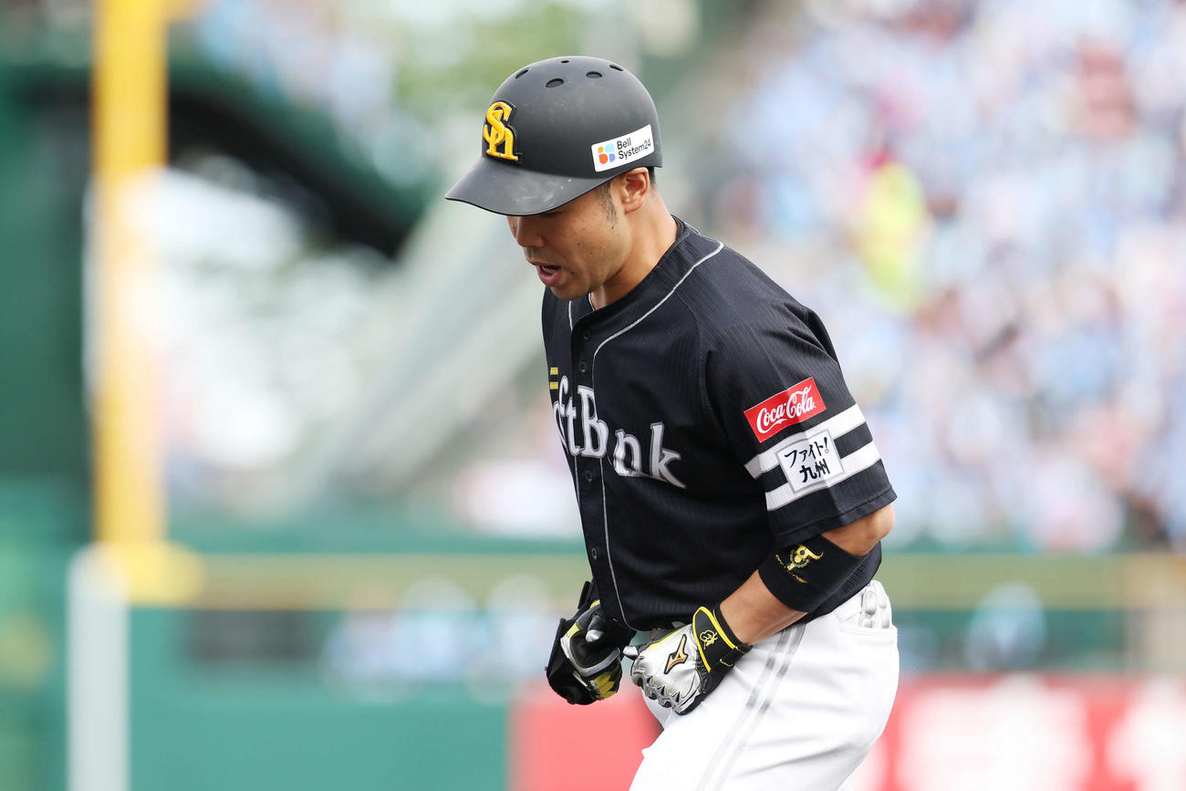 楽天対ソフトバンク　6回表ソフトバンク2死一塁、右前打を放ち声を出す近藤（撮影・宮地輝）