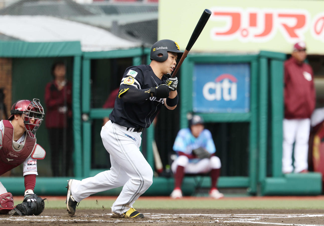 楽天対ソフトバンク　6回表ソフトバンク2死一塁、右前打を放つ近藤（撮影・宮地輝）