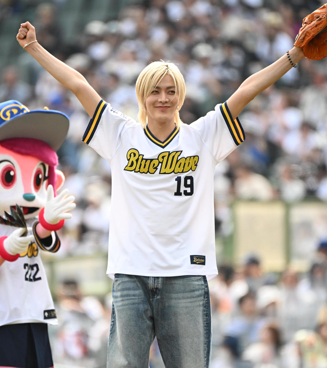 オリックス対西武　始球式を務めるNCTのYUTA（撮影・石井愛子）