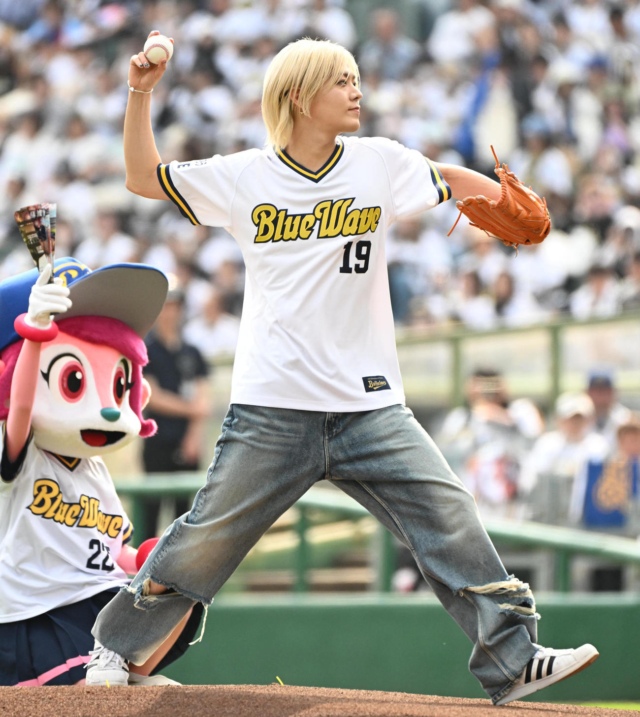 オリックス対西武　始球式を務めるNCTのYUTA（撮影・石井愛子）