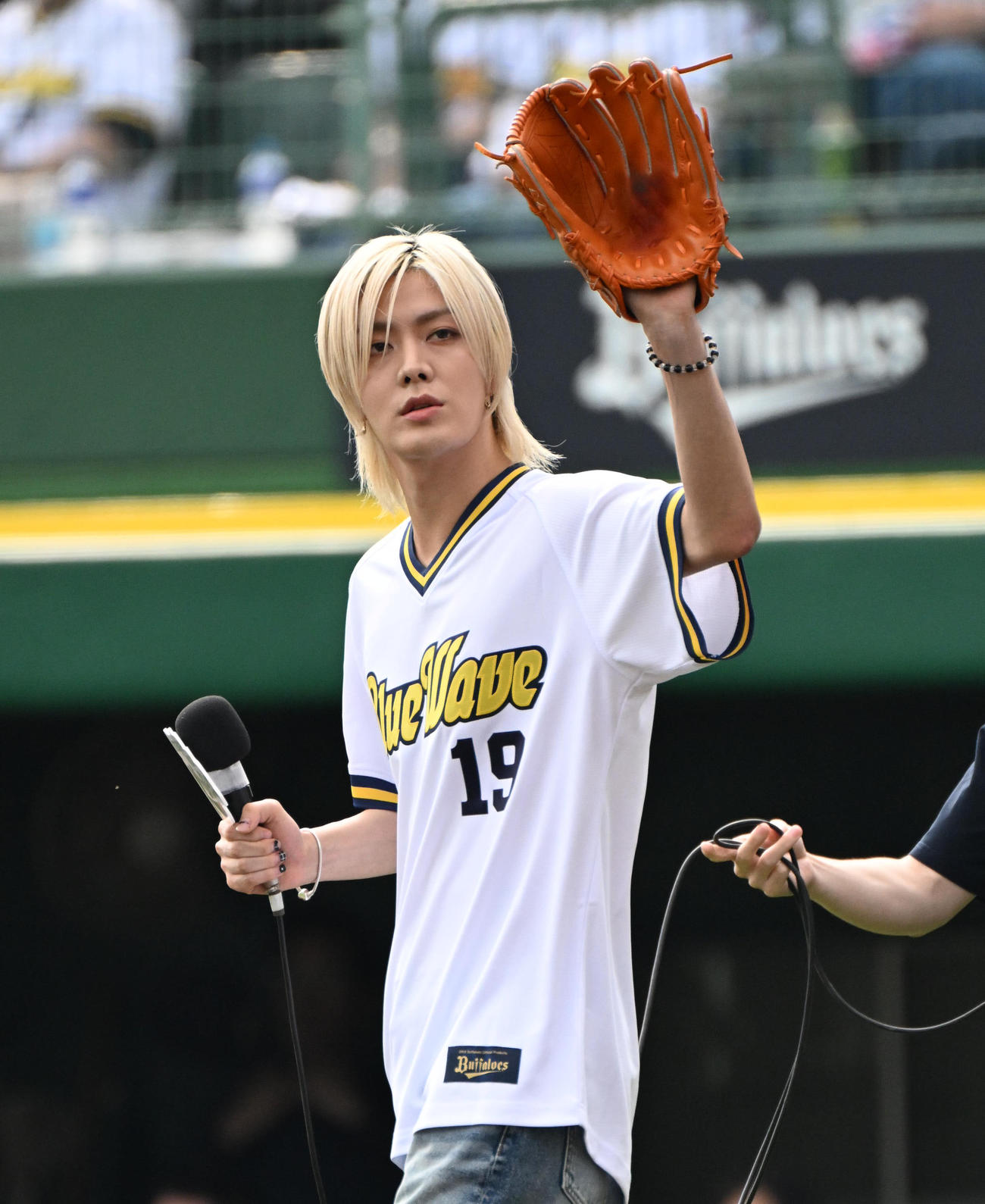 オリックス対西武　始球式を務めるNCTのYUTA（撮影・石井愛子）