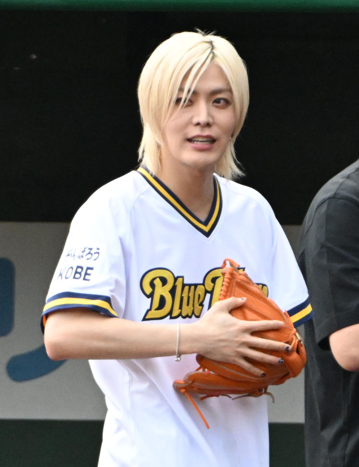 オリックス対西武　始球式を務めるNCTのYUTA（撮影・石井愛子）