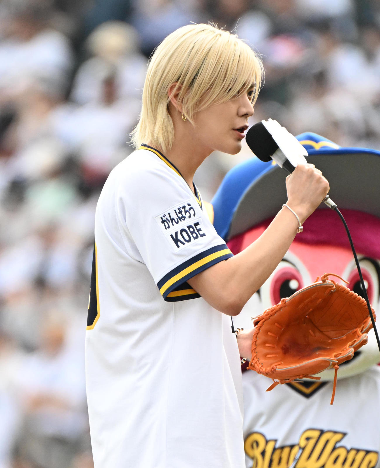 オリックス対西武　始球式を務めるNCTのYUTA（撮影・石井愛子）