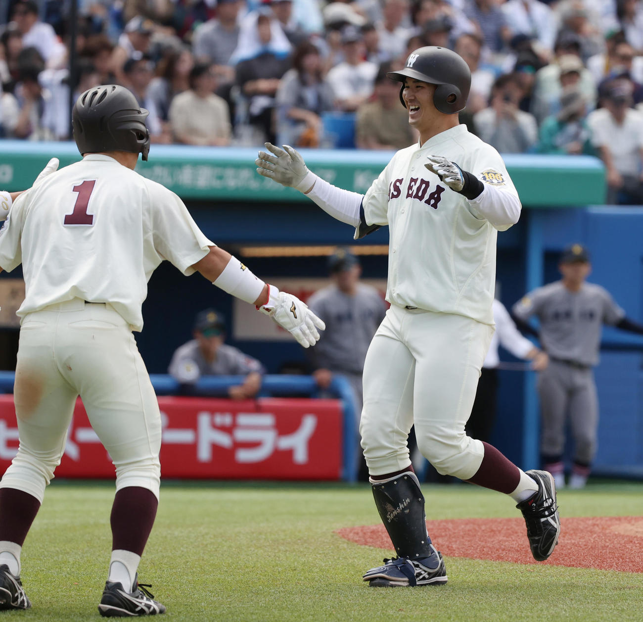 慶大対早大　3回裏早大2死満塁、前田健はバックスクリーンに満塁本塁打を放ち笑顔で生還する（撮影・柴田隆二）