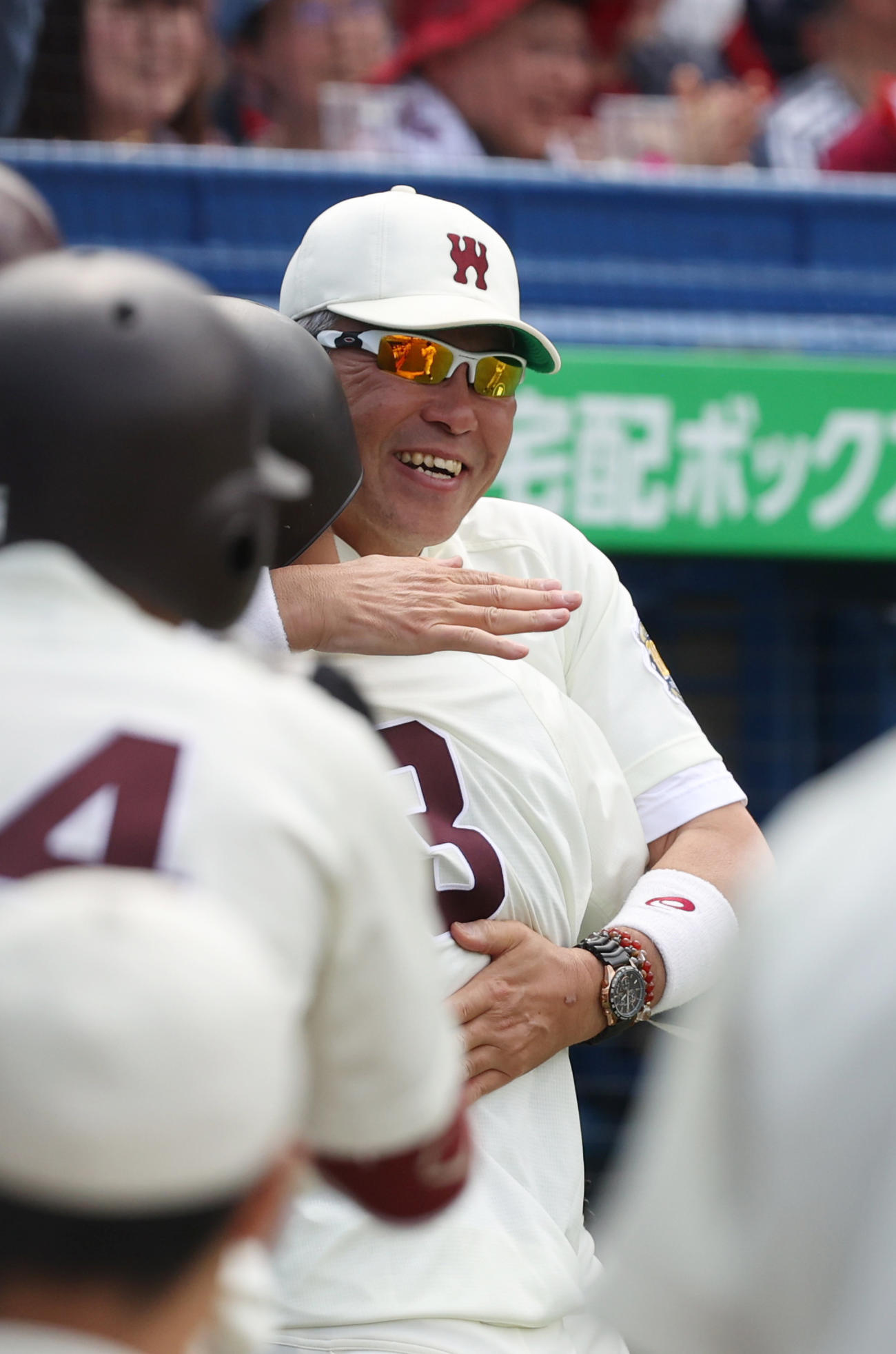 慶大対早大　3回裏早大2死満塁、前田健はバックスクリーンに満塁本塁打を放ち小宮山監督と抱き合う（撮影・柴田隆二）