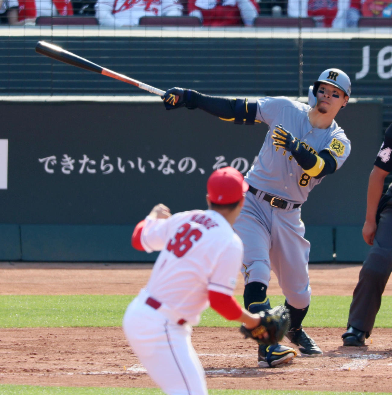 広島対阪神　8回表阪神2死一、二塁、佐藤輝は右越え3点本塁打を放つ。投手塹江（撮影・加藤哉）