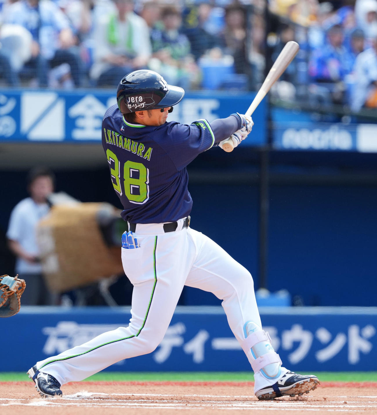 DeNA対ヤクルト　1回表ヤクルト無死、初球で先制の先頭打者ソロ本塁打を放つ北村拓（撮影・垰建太）