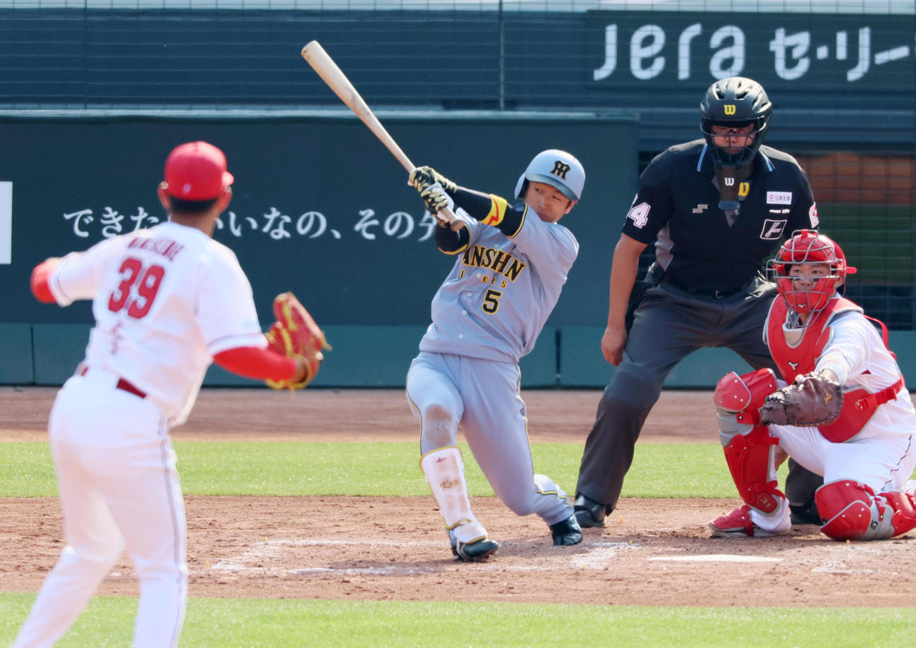 広島対阪神　9回表阪神2死一、二塁、近本は右越え2点適時三塁打を放つ。投手長谷部（撮影・加藤哉）