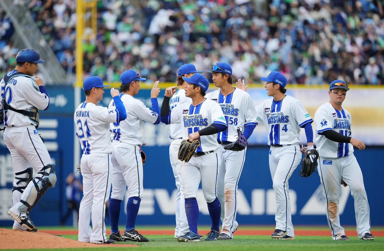 DeNA対ヤクルト　ヤクルトに3連勝しタッチを交わすDeNAナイン（撮影・垰建太）