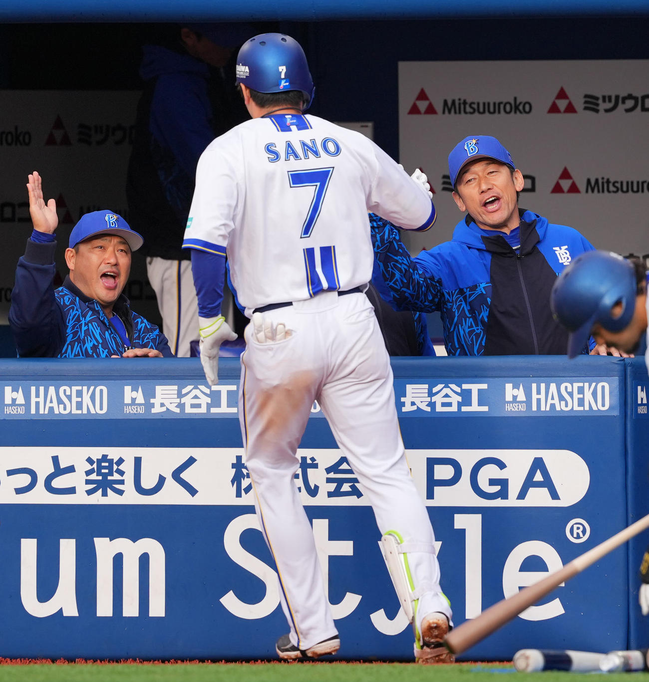DeNA対ヤクルト　8回裏DeNA無死、右越えソロ本塁打を放った佐野（中央）を出迎える三浦監督（右）（撮影・垰建太）