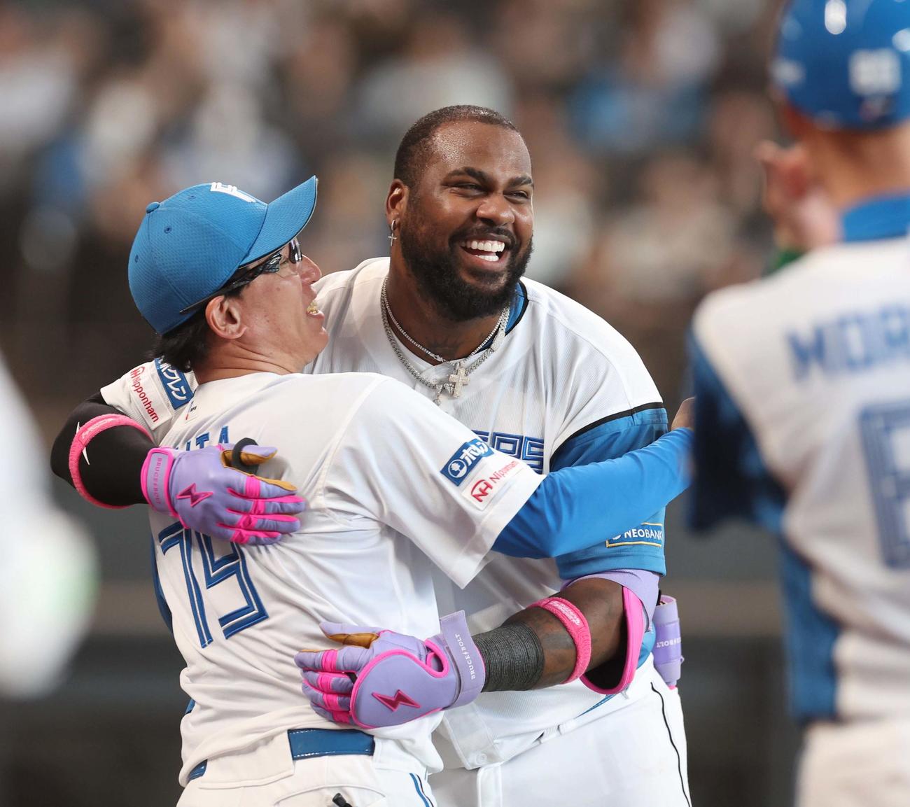 日本ハム対ロッテ　9回裏、サヨナラ本塁打を放ち代田コーチと抱き合うレイエス（撮影・黒川智章）
