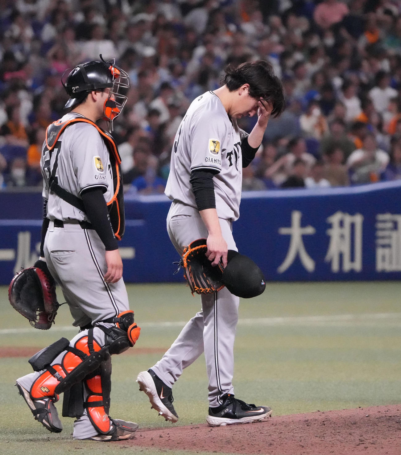 中日対巨人　8回裏中日2死一塁、大勢（右）はマウンドを降りる（撮影・森本幸一）