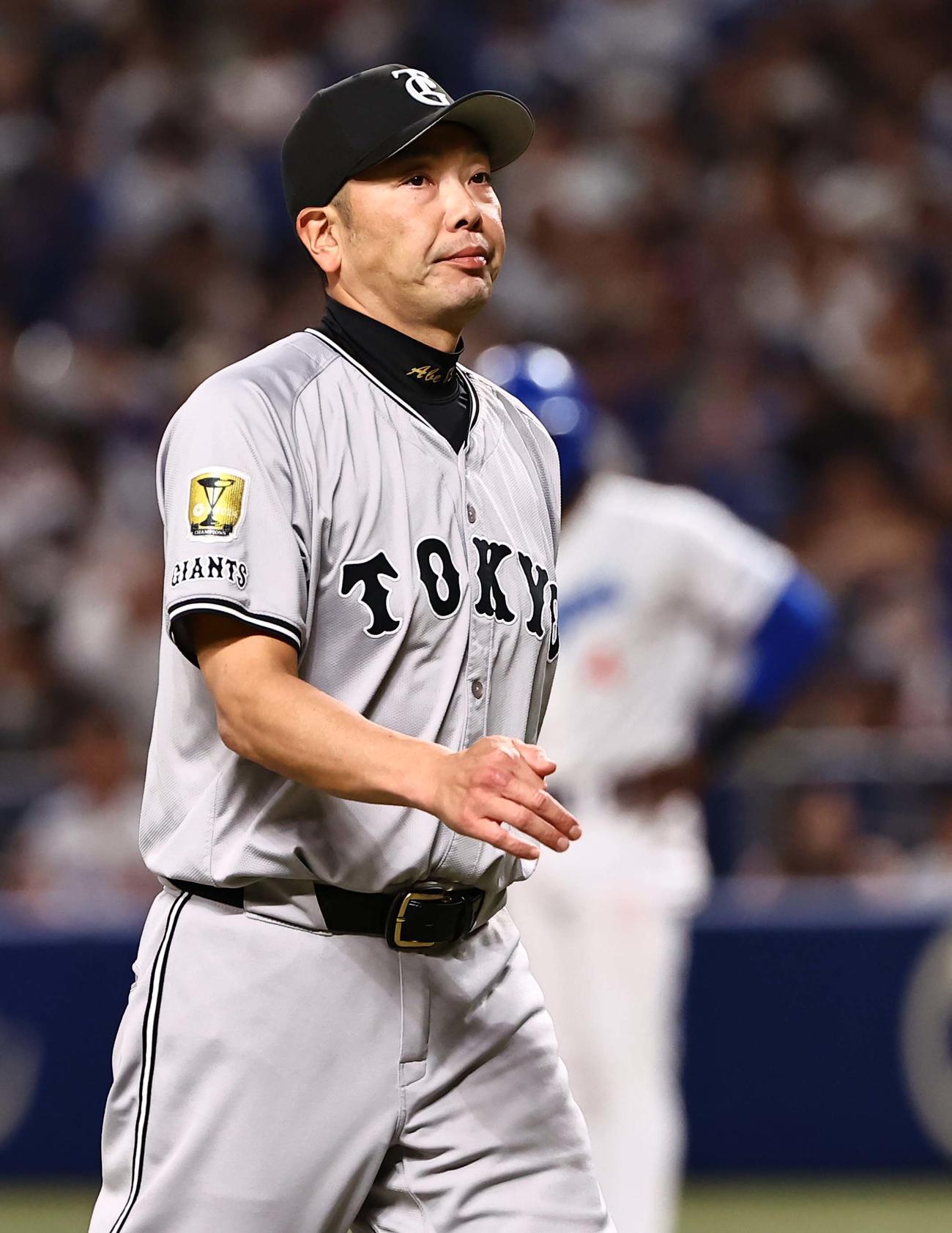 中日対巨人　投手交代を告げベンチに引き揚げる阿部監督（撮影・上田博志）