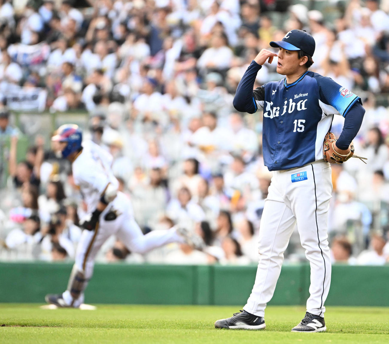 オリックス対西武　3回裏オリックス無死二塁、広岡（左）に本塁打を放たれる与座（撮影・石井愛子）
