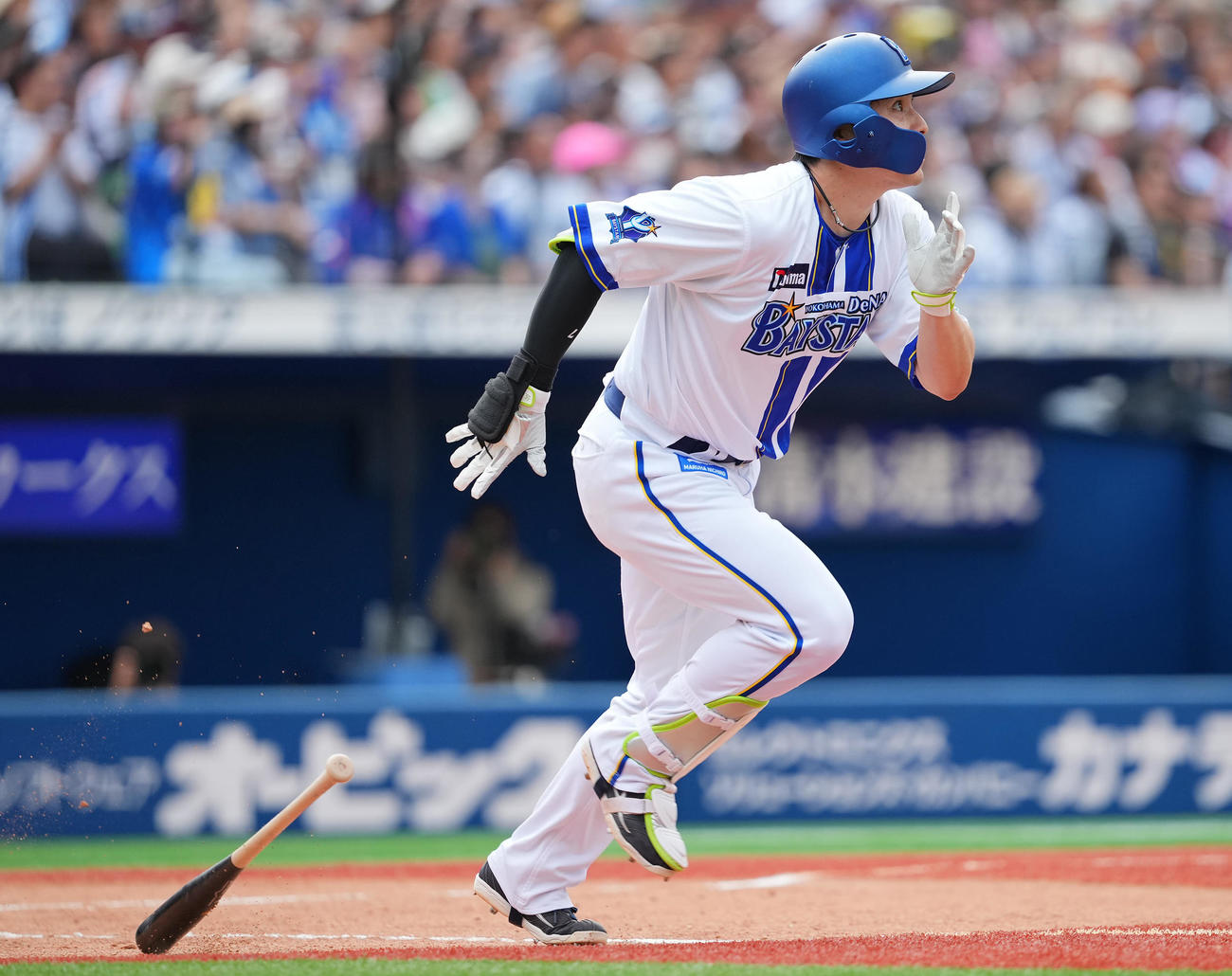 DeNA対ヤクルト　8回裏DeNA2死一、二塁、適時二塁打を放つ佐野（撮影・垰建太）