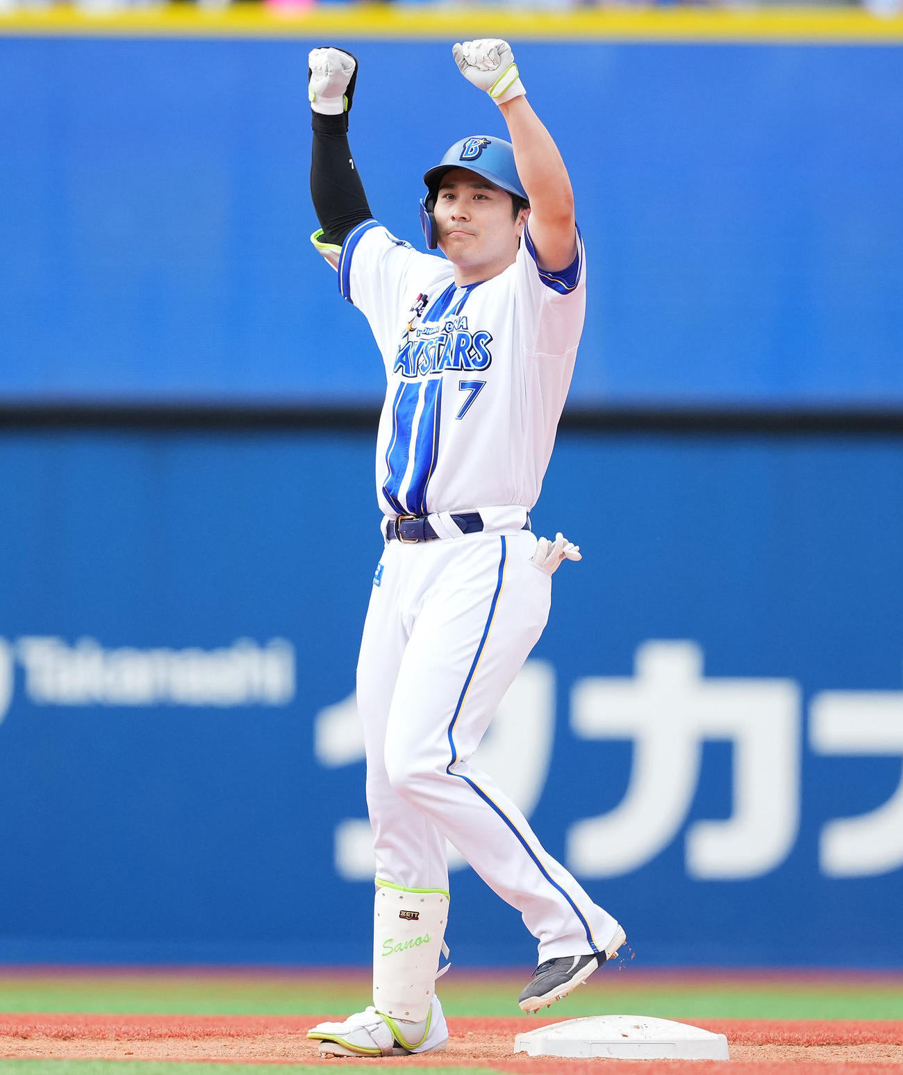 DeNA対ヤクルト　8回裏DeNA2死一、二塁、適時二塁打を放ちガッツポーズする佐野（撮影・垰建太）