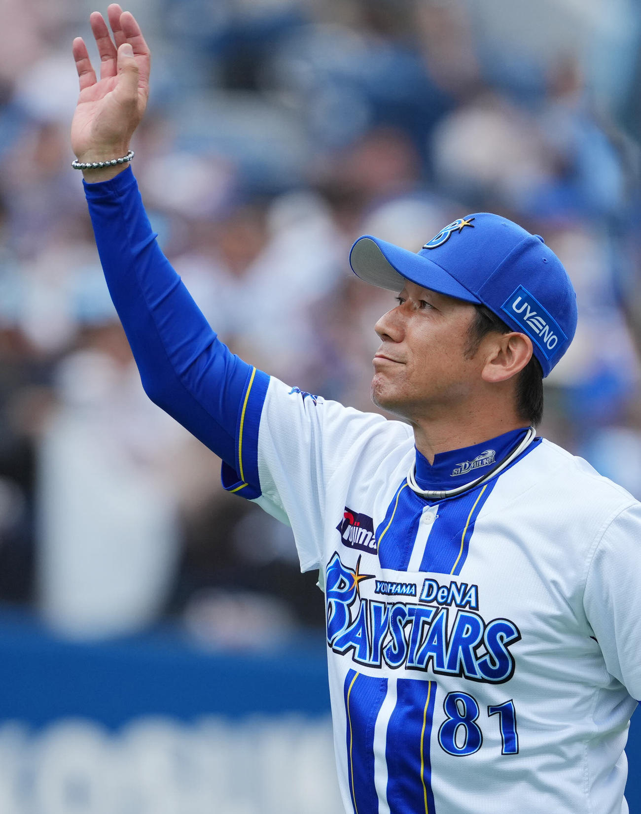 DeNA対ヤクルト　ヤクルトに3連勝し笑顔でファンに手を振るDeNA三浦監督（撮影・垰建太）