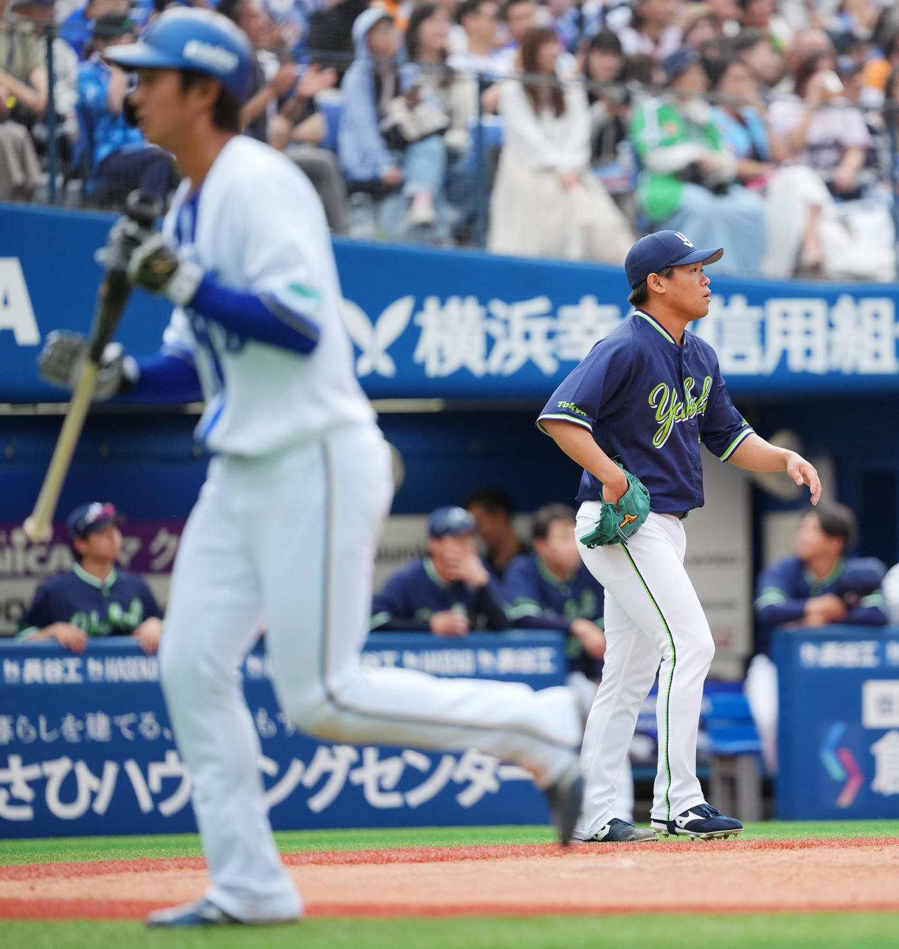DeNA対ヤクルト　8回裏DeNA2死一、二塁、佐野に適時二塁打を許しさえない表情の田口（撮影・垰建太）