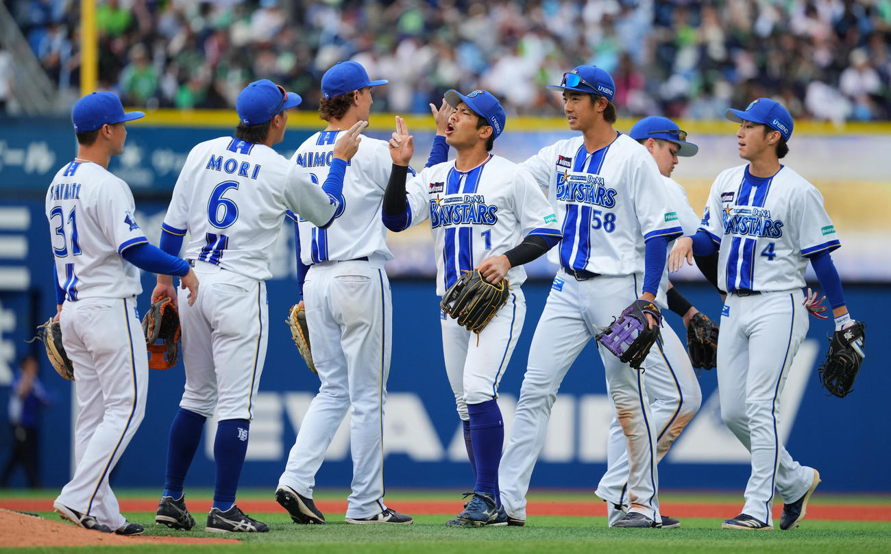 DeNA対ヤクルト　ヤクルトに3連勝しタッチを交わすDeNAナイン（撮影・垰建太）