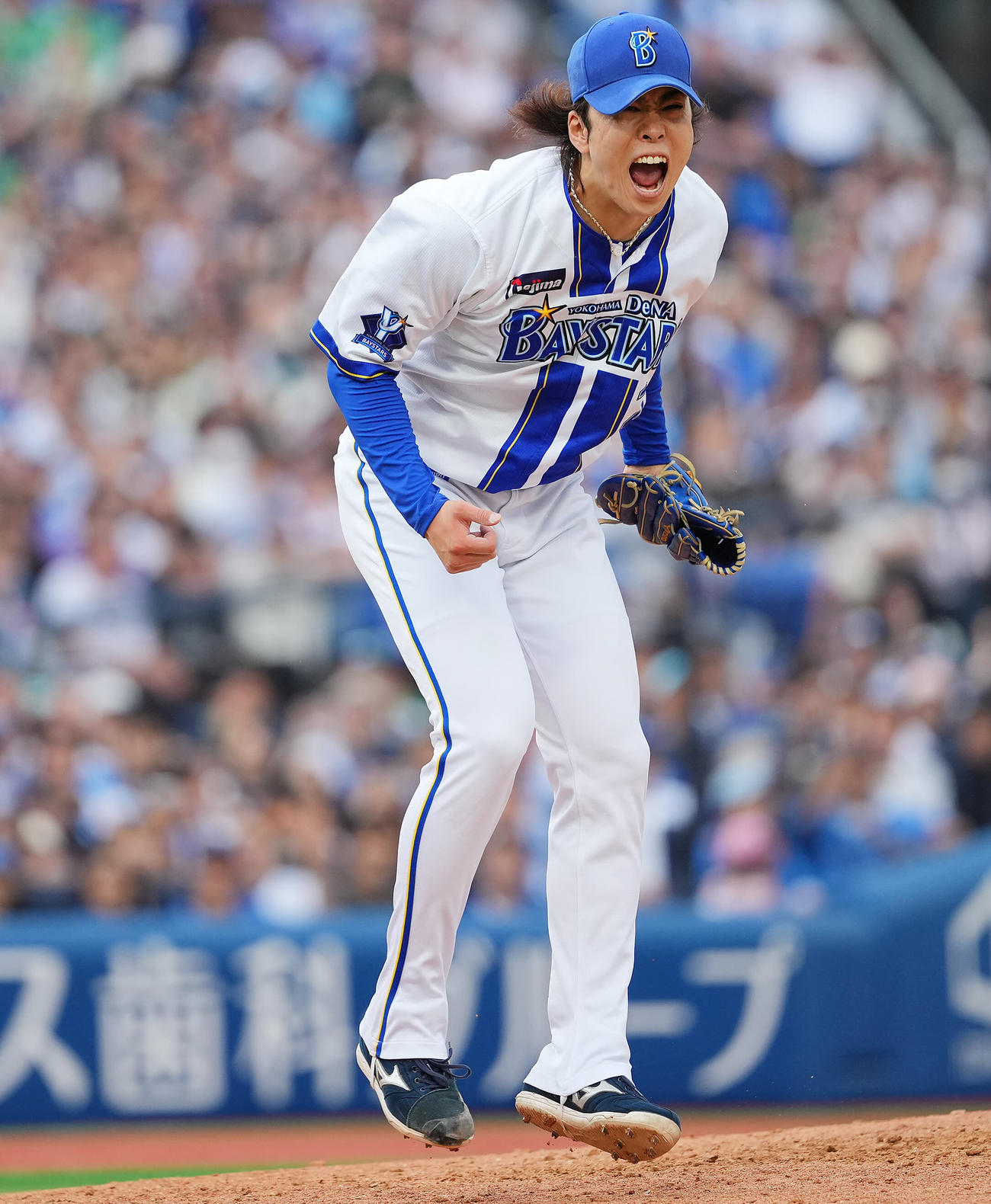 DeNA対ヤクルト　9回表ヤクルト2死二塁、岩田を空振り三振に仕留めセーブの入江は豪快に雄たけびをあげる（撮影・垰建太）