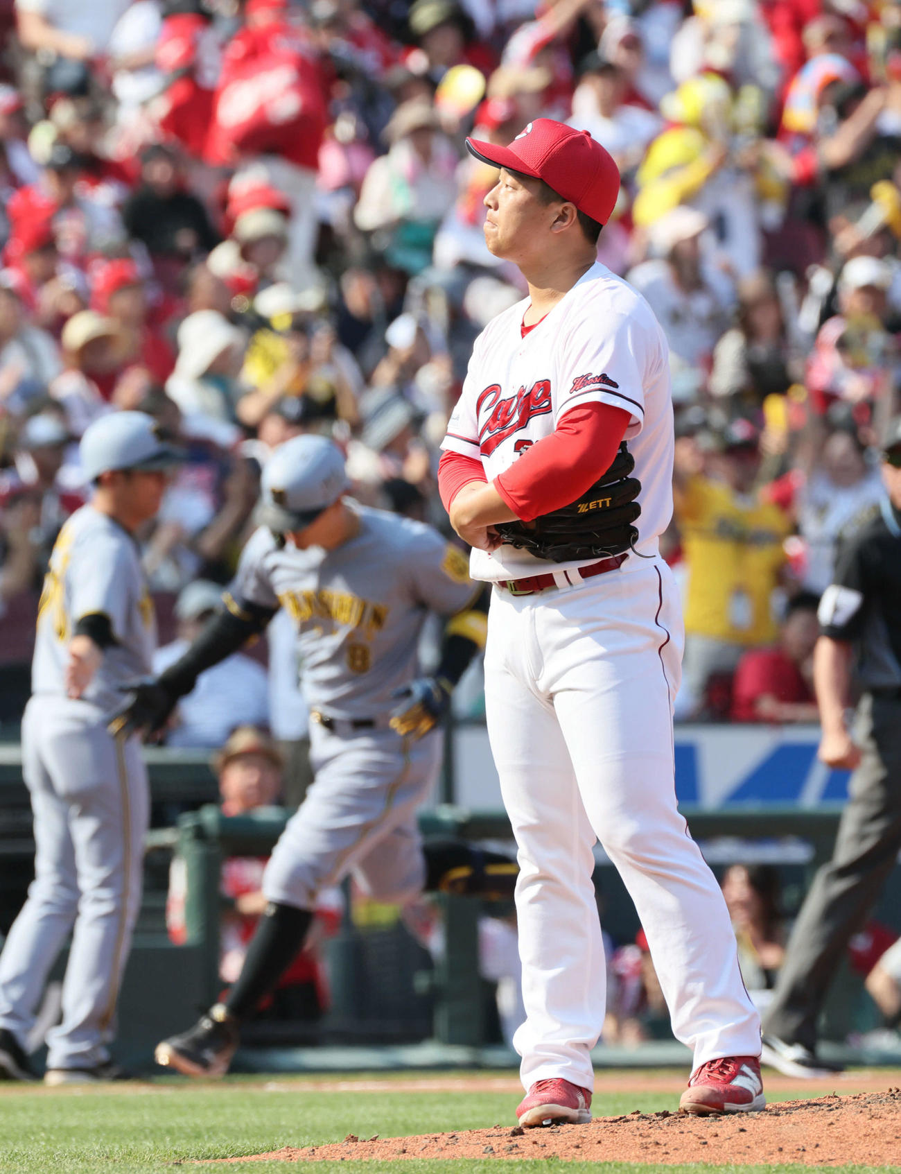 広島対阪神　8回表阪神2死一、二塁、佐藤輝に右越え3点本塁打を浴びた塹江（撮影・加藤孝規）