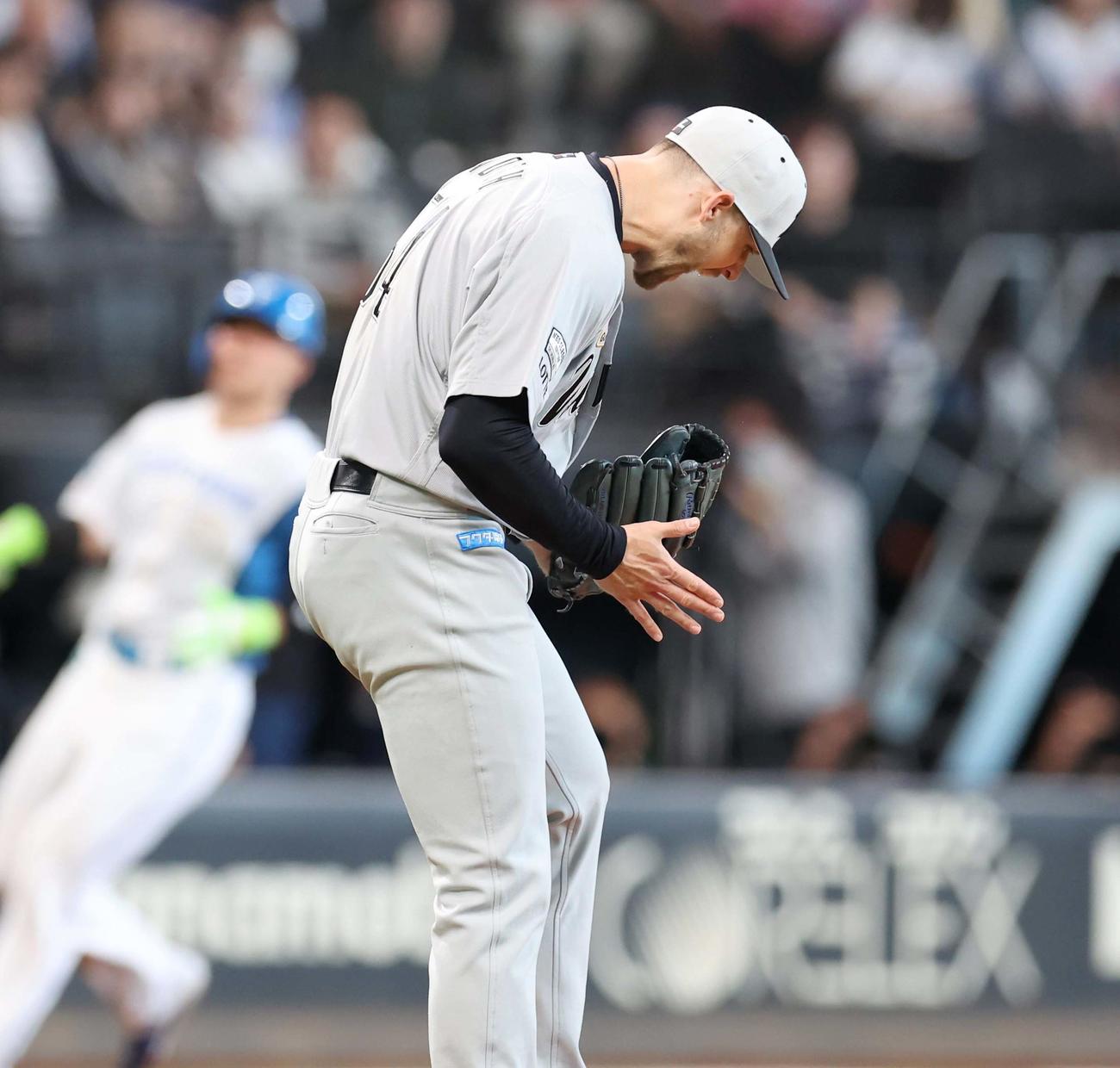 日本ハム対ロッテ　7回裏日本ハム2死二塁、山県を打ち取り叫ぶボス（撮影・黒川智章）