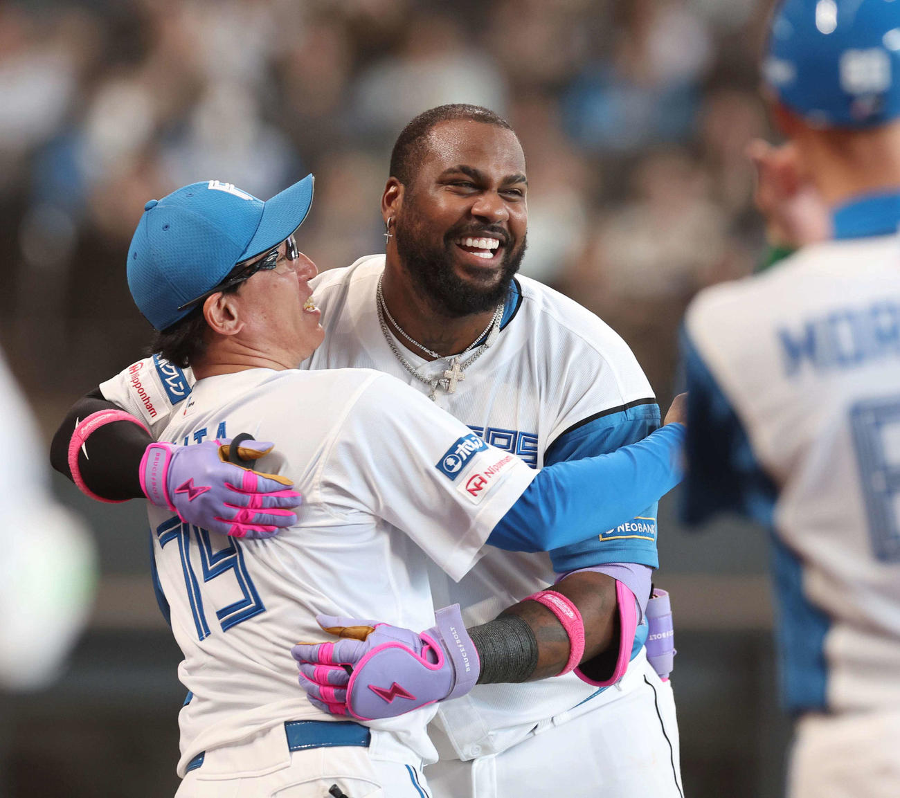 日本ハム対ロッテ　9回裏、サヨナラ本塁打を放ち代田コーチと抱き合うレイエス（撮影・黒川智章）