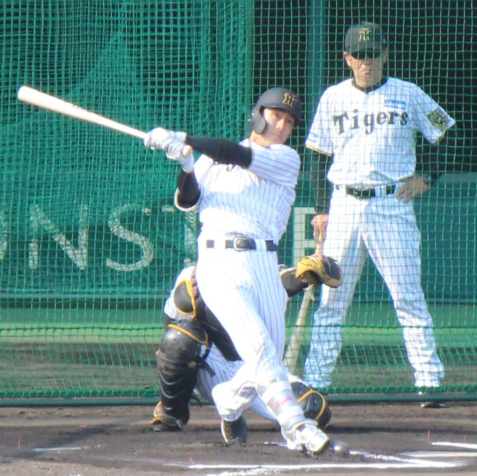 2軍練習でシート打撃に臨んだ阪神小幡。奥は和田1・2軍打撃巡回コーディネーター（撮影・柏原誠）