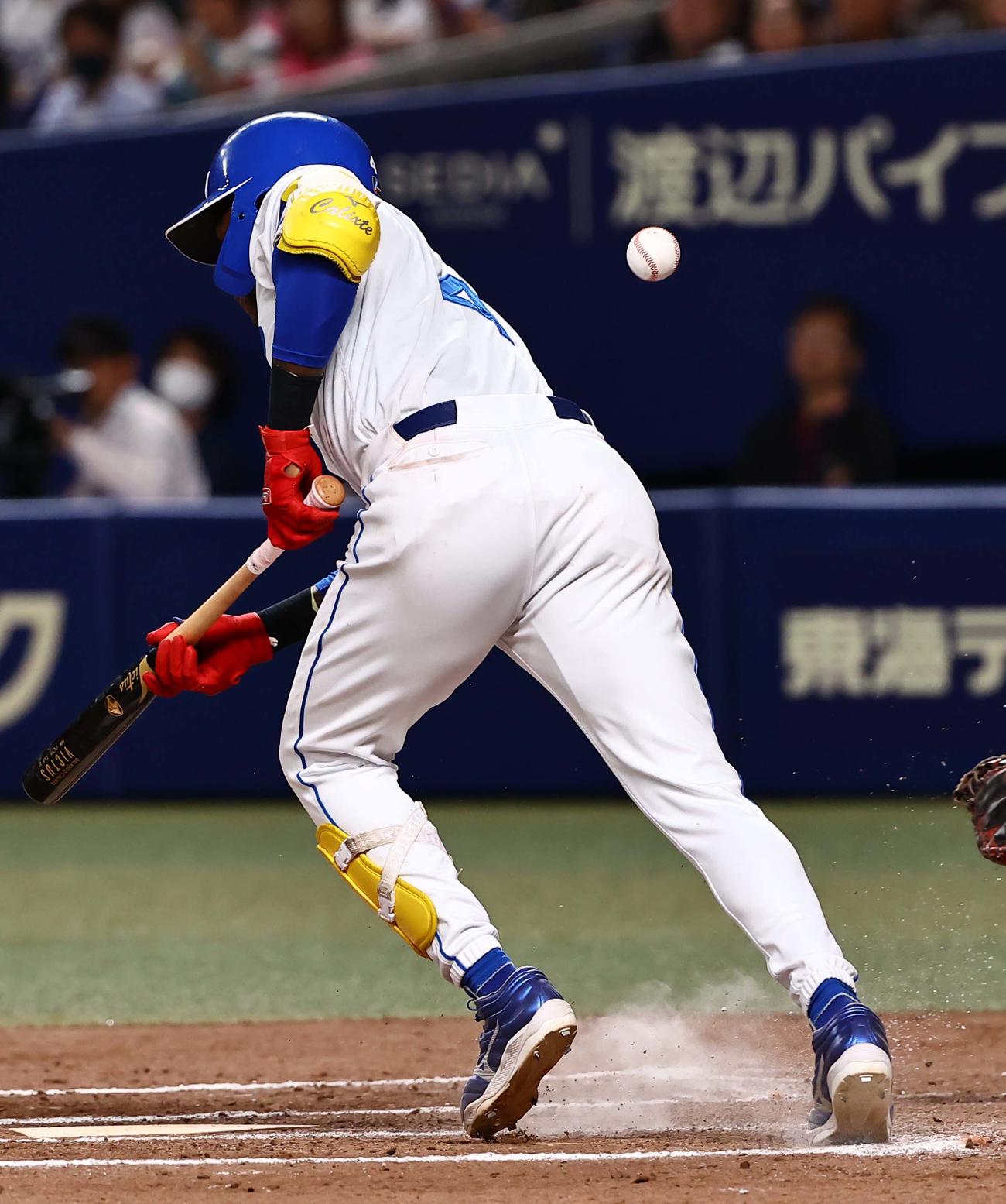 中日対巨人　7回裏中日無死一塁、カリステはバントをするもファウルとなる（撮影・上田博志）
